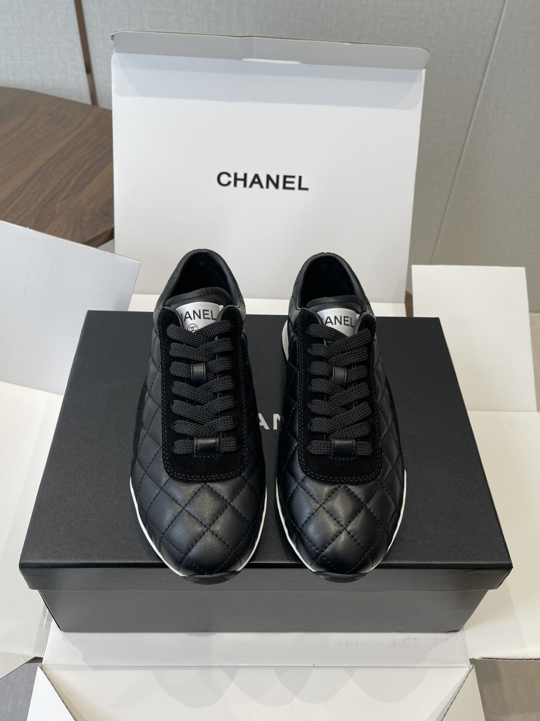 NO:680465,Made in Guangdong, CHANEL Chanel diamond pattern moral training shoes, tennis shoes, casual sports shoes, original purchase, development and production, Xiaoxiang's latest hidden tennis shoes, soft diamond pattern, soft lambskin with big tongue and classic double C logo, full of retro feel, and the most versatile black and white color, a must-have casual shoe for Coco girls, broken stud design on the sole, super soft, original custom lambskin diamond pattern on the fabric, imported custom sheepskin + mesh lining  The sole is made of original molded broken nail rubber material, Size 35-40 (40 is custom-made, non-refundable), casual shoes/sports shoes, chanel, chanel, sneakers, sheepskin19860909莞产CHANEL香奈儿菱格纹德训鞋 网球鞋 休闲 运动鞋 原版购入开发 做货 小香最新隐藏款网球鞋软菱格纹 柔软小羊皮配搭大鞋舌和经典双C logo满满的复古感又是最最最百搭的黑白配色 coco女孩必入的一款休闲鞋 鞋底碎钉设计 超级柔软 面料原版定制小羊皮菱格纹 内里进口定制羊皮+网里 鞋底原版开模碎钉橡胶材质 Size35-40（40订做不退换）,休闲鞋/运动鞋,chanel,chanel,sneakers,sheepskin,Women's Shoes