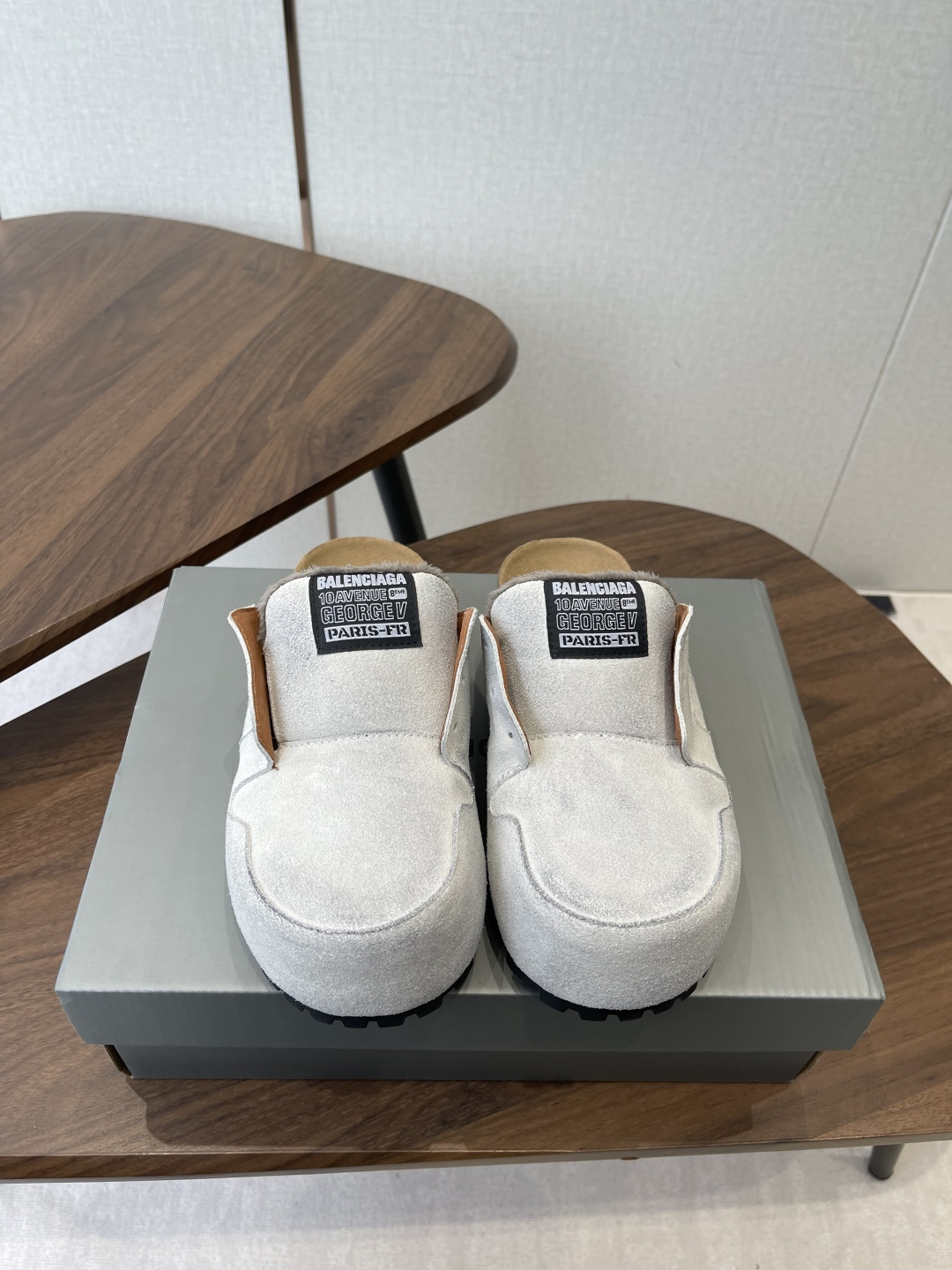 NO:680462,Balenciaga Balenciaga Spring 26 Mule Boken half-slipper Dumbo Mule opens up the retro lazy style. The 2026 spring series non-catwalk model 'Dumbo Mule' Mule shoes are officially unveiled, seizing the trend with its unique design!  The gender-neutral series covers mules and boots, made of distressed suede, with white, black, and beige colors available in multiple styles. The round toe and oversized tongue bring a sense of retro relaxation, and the embroidered label on the tongue hides brand genes. The cork insole is superimposed with a comfortable buff, which is full of fashion and practicality. Size: 35-40 (40 orders are non-refundable), half-drag, balenciaga, balenciaga, boots, slippers19860909Balenciaga 巴黎世家 26春 穆勒博肯半拖鞋 Dumbo Mule开启复古慵懒风 2026春季系列非走秀款「Dumbo Mule」穆勒鞋正式亮相,凭独特设计抢占潮流视野! 波无性别系列涵盖穆勒鞋与短靴,用做旧绒面革打造,白,黑,米色适配多格.圆形鞋头+超大鞋舌自带复古松弛感,鞋舌刺绣标签暗藏品牌基因,软木鞋垫叠加舒适buff,时髦与实穿性拉满. 码数:35-40（40订做不退换),半拖,balenciaga,balenciaga,boots,slippers,Women's Shoes