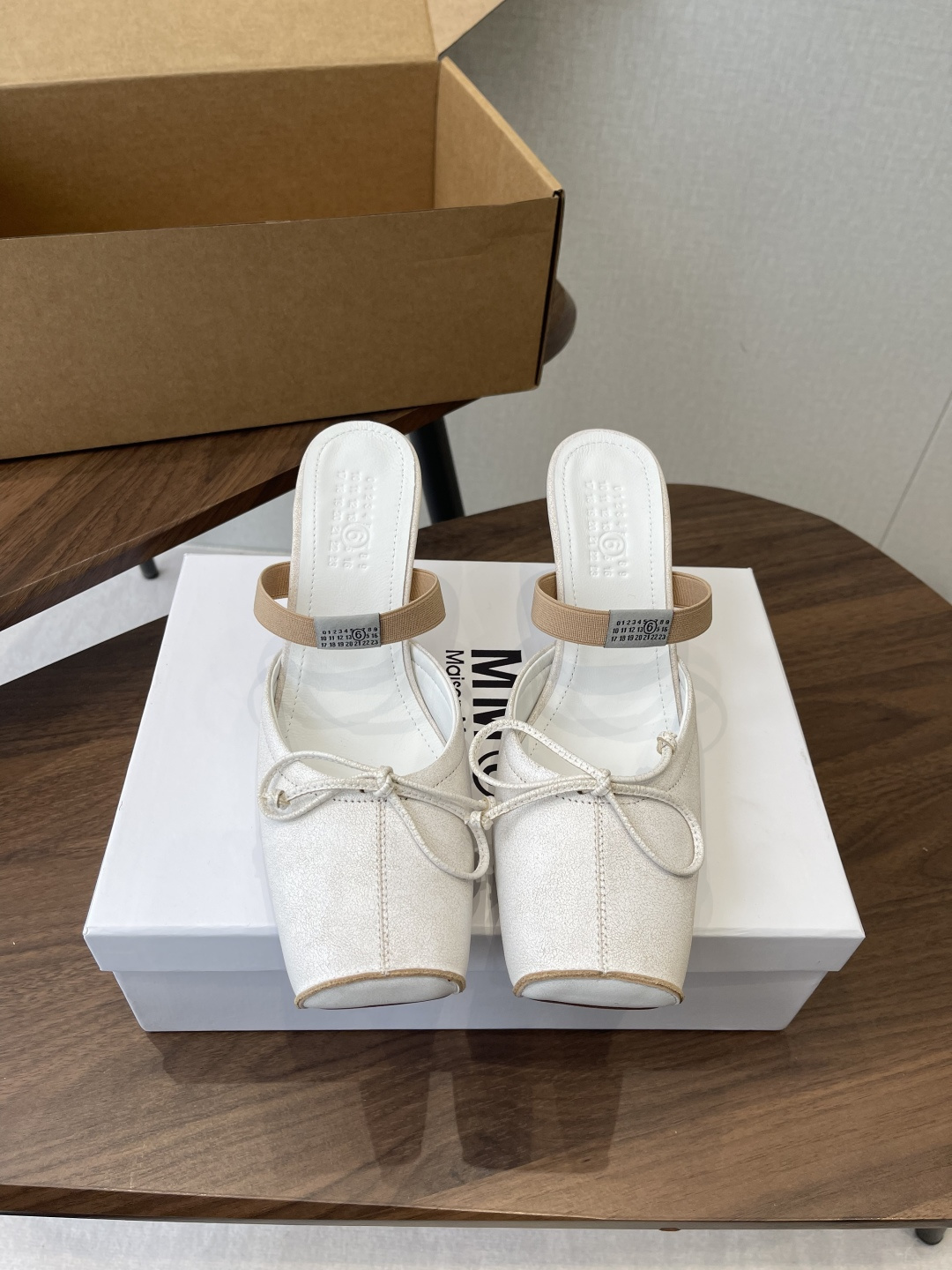 NO:680446,Maison Margiel square toe elastic strap ballet flats and sandals adopt the brand's signature sculptural silhouette that fits the shape of the foot. The upper is soft and smooth, taking into account both fit and design. The square toe + ballet elements are combined with the classic square toe design to create a modern feel. It is paired with the bow decoration on the upper to reconstruct the elegant outline of the ballet shoes. At the same time, it has a mules-back style, which is both casual and refined.  There is the iconic white single-thread stitching on the heel, and the elastic strap of the shoe body has the MM6 digital logo, which is the key to brand recognition. The empty mule slip structure simplifies the way of putting on and taking off, combining the softness of ballet shoes with the casualness of mule shoes. The upper is retro burst cowhide, the lining is silk sheepskin, the outsole is genuine leather, and the height is increased by 7cm.  margiela,sandals,flats,slippers,cowhide,sheepskin,Leather soles19860909Maison Margiel方头弹力带芭蕾鞋平底鞋凉鞋 采用品牌标志性的贴合脚型的雕塑感轮廓,鞋面柔软且线条流畅,兼顾贴合度与设计感.方头+芭蕾元素融合经典方头设计打造现代感,搭配鞋面蝴蝶结装饰,重构芭蕾鞋的优雅轮廓,同时做穆勒拖的后空款式,兼具休闲与精致. 鞋后跟处有标志性的白色单线缝线,鞋身弹性带带有MM6数字标识,是品牌辨识度的关键.后空的穆勒拖结构,简化穿脱方式,将芭蕾鞋的柔美与穆勒鞋的随性结合. 鞋面复古爆裂牛皮 内里丝绸羊皮里 大底真皮大底 增高7cm size :35-41码（40、41码定制不退换）,拖鞋芭蕾舞鞋,masion margiela,sandals,flats,slippers,cowhide,sheepskin,Leather soles,Women's Shoes