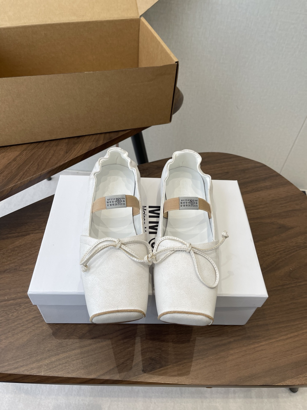 NO:680452,Maison Margiel square toe elastic band ballet flat Mary Jane shoes adopt the brand's iconic sculptural silhouette that fits the shape of the foot. The upper is soft and smooth, taking into account both fit and design. The square toe + ballet elements are combined with the classic square toe design to create a modern feel. It is paired with the bow decoration on the upper to reconstruct the elegant outline of the ballet shoes. At the same time, it is made into a mules back style, which is both casual and refined.  There is the iconic white single-thread stitching on the heel, and the elastic strap of the shoe body has the MM6 number logo, which is the key to brand recognition. The flat Mary Jane style simplifies the way of putting on and taking off, combining the softness of ballet shoes with the casualness of mules. The upper is retro burst cowhide, the lining is silk sheepskin, the outsole is genuine leather, and the height is increased by 2.5cm. Size: 35-41 (customized sizes 40 and 41 are not returnable), slippers ballet shoes, masion  margiela,mary jane,slippers,cowhide,sheepskin,leather soles19860909Maison Margiel方头弹力带芭蕾鞋平底玛丽珍鞋单鞋 采用品牌标志性的贴合脚型的雕塑感轮廓,鞋面柔软且线条流畅,兼顾贴合度与设计感.方头+芭蕾元素融合经典方头设计打造现代感,搭配鞋面蝴蝶结装饰,重构芭蕾鞋的优雅轮廓,同时做穆勒拖的后空款式,兼具休闲与精致. 鞋后跟处有标志性的白色单线缝线,鞋身弹性带带有MM6数字标识,是品牌辨识度的关键.平底玛丽珍款式,简化穿脱方式,将芭蕾鞋的柔美与穆勒鞋的随性结合. 鞋面复古爆裂牛皮 内里丝绸羊皮里 大底真皮大底 增高2.5cm size :35-41码（40、41码定制不退换）,拖鞋芭蕾舞鞋,masion margiela,mary jane,slippers,cowhide,sheepskin,Leather soles,Women's Shoes