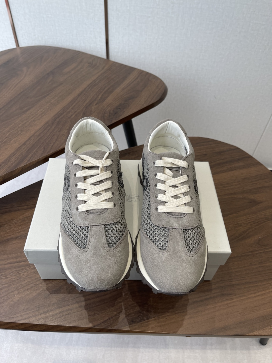 NO:680486,Brunello Cucinelli26ss women's beaded decorative fly woven casual sports shoes BC new new women's striped suede single shoes sheepskin pad.  Decorated beaded sneakers) The upper is made of a one-to-one replica of high mercerized, cowhide splicing special materials. It is matched with a hardware chain that will not fade, and a hardware ruler without bubbles. Lined with sheepskin, foot pads with sheepskin, high-density elastic latex (removable independent high-elastic latex insole) original rubber outsole with wear-resistant velvet outsole (super light outsole)  Size 35-42 (35, 41 customized, non-returnable), casual shoes/sports shoes, brunello cucinelli, sneakers, cowhide, sheepskin, chamois leather19860909Brunello Cucinelli26ss 女士镶珠装饰飞织休闲运动鞋BC新款新品女士条纹麂皮单鞋羊皮垫．装饰镶珠运动鞋） 鞋面一比一复刻高丝光、牛皮拼接特殊材料 搭配五金链条不掉色,五金尺无气泡. 内里羊皮里 垫脚羊皮垫,高密度弹力乳胶（可拆卸独立高弹力乳胶鞋垫） 大底原版像胶底片配耐磨绒大底（超轻大底） 码数35-42（35,41定做不退换）,休闲鞋/运动鞋,brunello cucinelli,sneakers,cowhide,sheepskin,chamois leather,Women's Shoes