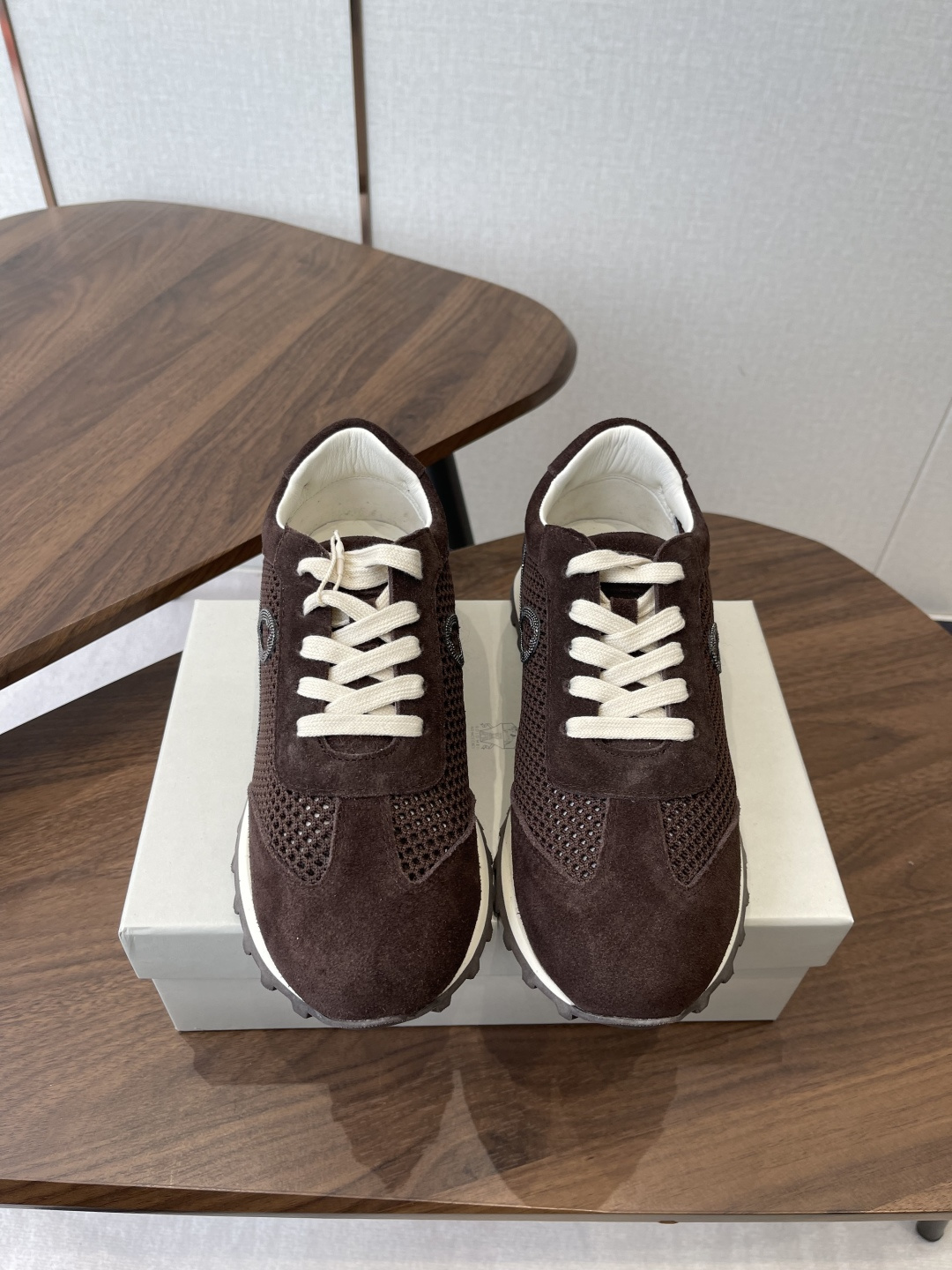 NO:707422,Brunello Cucinelli26ss women's beaded decorative fly woven casual sports shoes BC new new women's striped suede single shoes sheepskin pad.  Decorative beaded sneakers) The upper is made of a one-to-one replica of high mercerized, cowhide splicing special materials. It is matched with a hardware chain that will not fade, and the hardware ruler has no bubbles. The inner sheepskin lining has sheepskin pads for the feet, and high-density elastic latex (removable independent high-elastic latex insole). The original rubber outsole is equipped with a wear-resistant velvet outsole (super light outsole). Size 35-42 (35,41)  42 (customized, non-refundable), casual shoes/sports shoes, brunello cucinelli, sneakers, cowhide, sheepskin, chamois leather19860909Brunello Cucinelli26ss 女士镶珠装饰飞织休闲运动鞋BC新款新品女士条纹麂皮单鞋羊皮垫．装饰镶珠运动鞋） 鞋面一比一复刻高丝光、牛皮拼接特殊材料 搭配五金链条不掉色,五金尺无气泡. 内里羊皮里 垫脚羊皮垫,高密度弹力乳胶（可拆卸独立高弹力乳胶鞋垫） 大底原版像胶底片配耐磨绒大底（超轻大底） 码数35-42（35,41 42定做不退换）,休闲鞋/运动鞋,brunello cucinelli,sneakers,cowhide,sheepskin,chamois leather,Women's Shoes