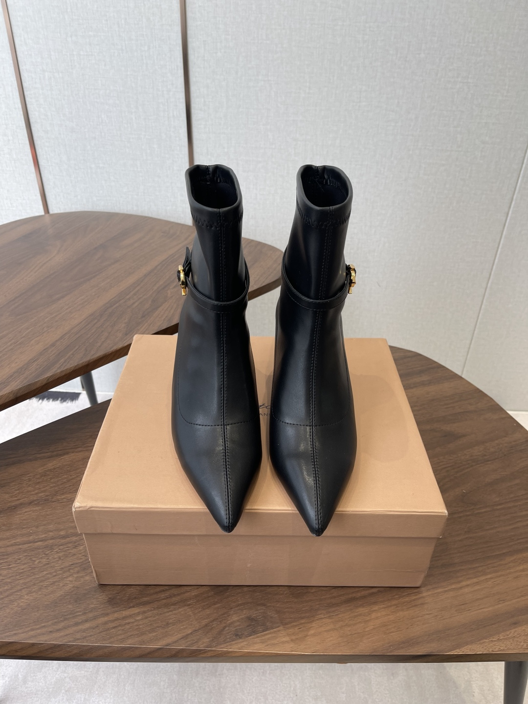 NO:680477,Gianvit* Rossi 25 autumn and winter pointed toe short boots, plain design, simple and elegant. Fashion highlights!  Adhering to its traditional Italian craftsmanship, focusing on exquisite details and creating elegant femininity, every pair of Rossi's women's shoes will take the proportion of women's curves into consideration before designing. Secondly, on the basis of inheriting elegance, it is also younger and more fashionable, using bright colors and elegant line design to create fashionable charm!  The upper is made of calfskin, the lining is sheepskin, and the outsole is genuine leather. Size#35-40 (40 41 is custom-made and cannot be returned or exchanged), boots, boots, cowhide, sheepskin, Leather soles19860909吉安维托·罗西Gianvit* Rossi 25秋冬尖头短靴 素面设计,简单大方.时尚亮点！ 秉承了其传统意大利工艺,专注精巧细节,打造优雅女人味,每一双罗西的女鞋在设计之前都会将女性曲线比例考虑在先. 其次在继承了优雅的基础上,也更加年轻时髦,以鲜艳的颜色和讲究的线条设计塑造时尚魅力！ 鞋面采用小牛皮 内里 羊皮里 大底 真皮大底 Size#35-40（40 41 订做不退换）,靴子,boots,cowhide,sheepskin,Leather soles,Women's Shoes