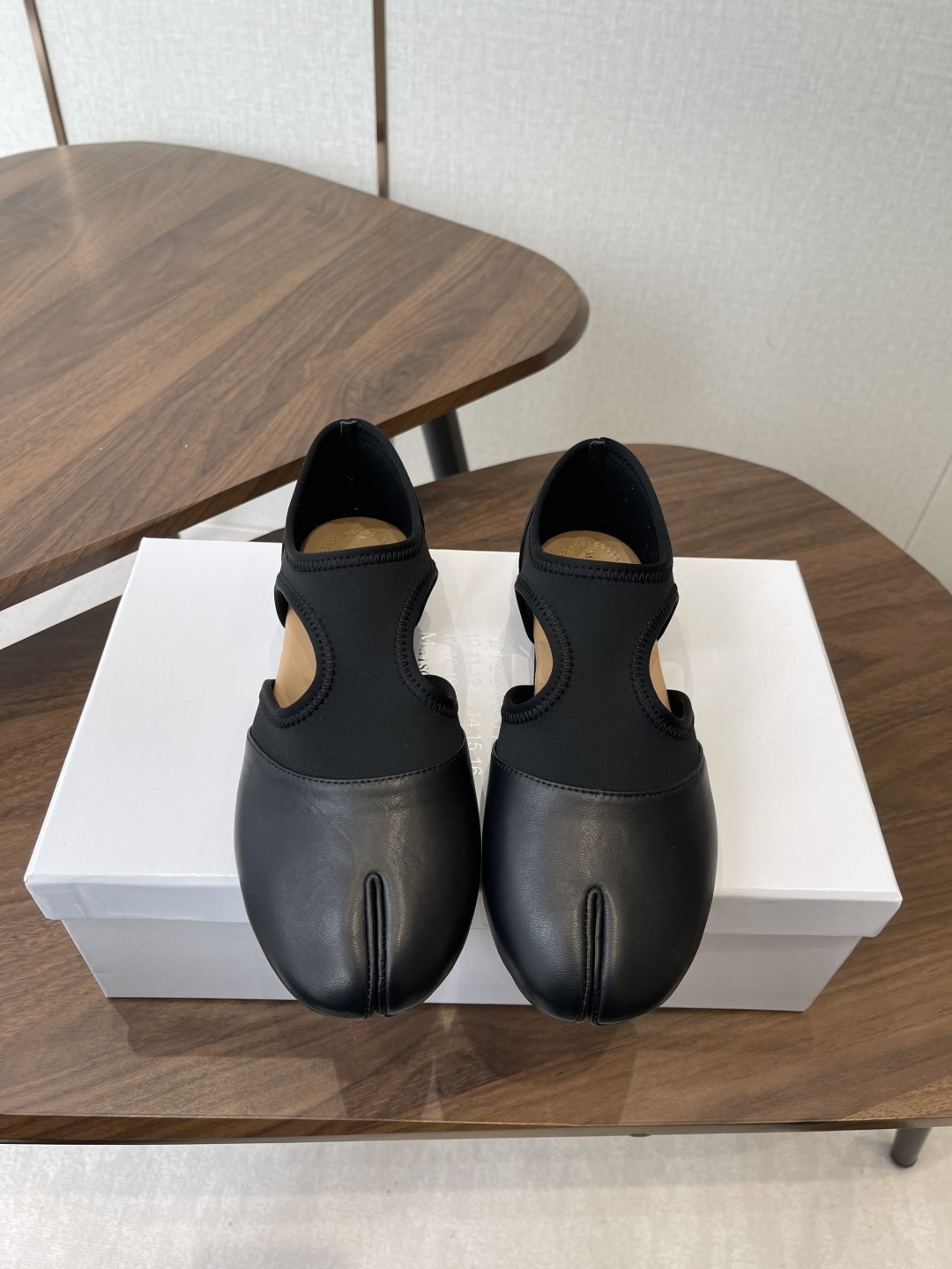 NO:680466,Maison Margiel square-toe elastic band ballet shoes, flat-soled Mary Jane shoes, adopt the iconic pig's trotter split toe design, which bifurcates the toe area. It is a niche design element that is currently trending and is highly recognizable. It is made of soft leather material, which has a delicate touch and fits the foot shape. The hollow/cut-corner design of the shoe body takes into account both breathability and design.  Rich color choices, including black, caramel brown, pink, white, light blue and other colors, including gender-neutral basic colors and eye-catching candy colors, suitable for different wearing styles. Upper sheepskin/Lycra lining Flannel outsole Genuine leather outsole Increased by 1cm Size: 35-40 yards (customized sizes 40 are non-refundable), split-toe shoes, mary jane, sheepskin, Leather soles19860909Maison Margiel方头弹力带芭蕾鞋平底玛丽珍鞋单鞋 采用标志性的猪蹄分趾设计,将脚趾区域做分叉处理,是当下潮流的小众设计元素,辨识度极高.选用柔软的皮革材质,触感细腻且贴合脚型,鞋身的镂空/切角设计兼顾了透气性与设计感. 色彩选择丰富,黑色、焦糖棕、粉色、白色、浅蓝色等多种配色,既有无性别风的基础色,也有亮眼的糖果色,适配不同穿搭风格. 鞋面羊皮/莱卡布 内里绒布 大底真皮大底 增高1cm size :35-40码（40码定制不退换）,分趾鞋,mary jane,sheepskin,Leather soles,Women's Shoes