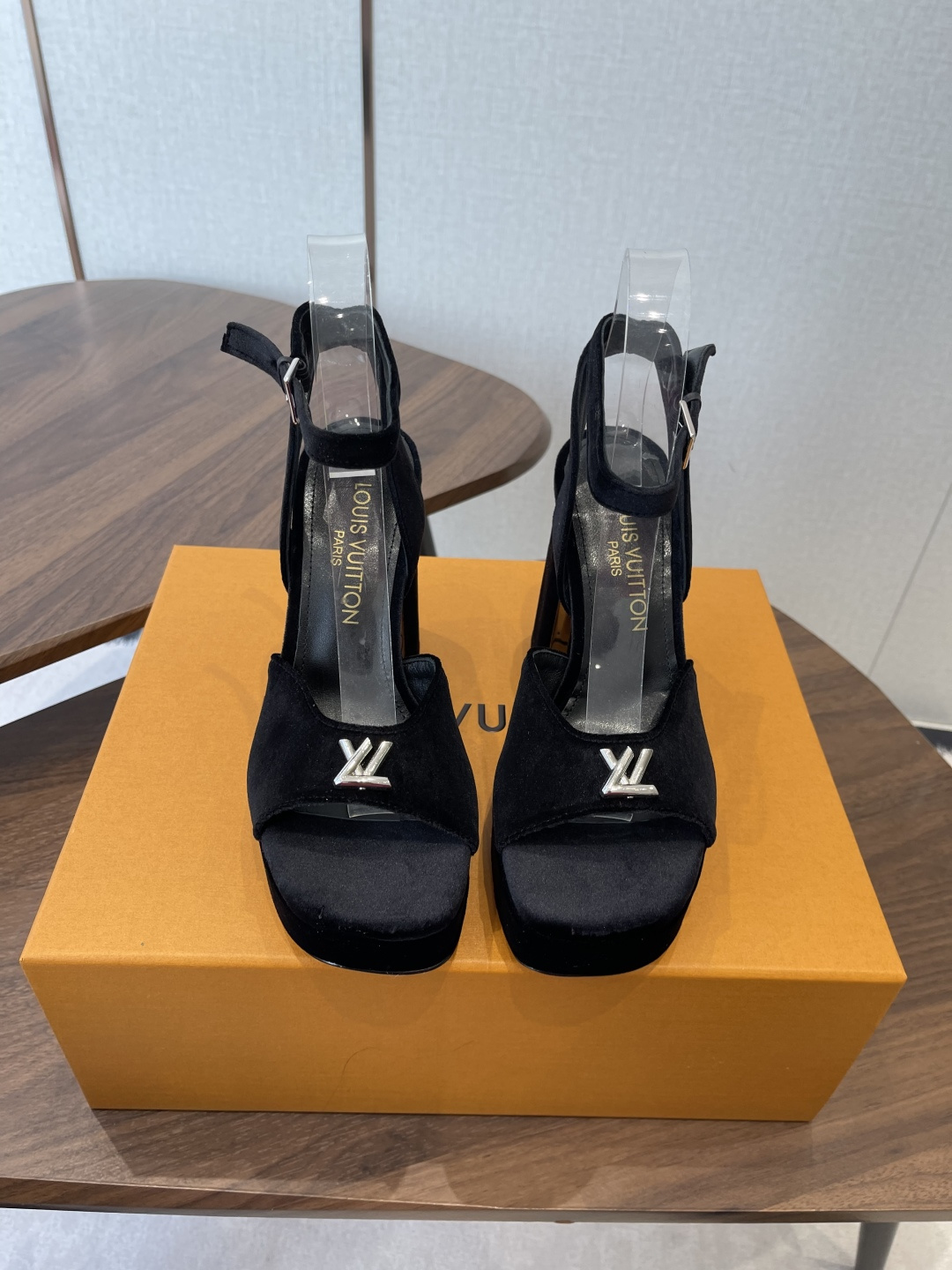 NO:680454,LV's 2026 spring and summer new products. The latest V-shaped hollow square heel high-heeled waterproof platform back sandals series can be easily worn on any outfit. The design is simple and the diversified basic models are not seemingly simple, but in fact add many tedious and necessary details. It is a very cute outfit whether at home or out. Thick soles, full toe, wide design, very comfortable, both sporty and casual business. Upper Customized calfskin/cow patent leather/presbyopia/denim  Lining imported sheepskin outsole original Italian leather outsole heel height 11cm front platform 2.5cm size 35-41 (40.41 customized non-refundable), high heels sandals, louis vuitton, sandals, high heels, cowhide, sheepskin, Leather soles19860909LV家2026春夏新品 专柜最新V型镂空方跟高跟防水台后空凉鞋系列 上脚轻松驾驭任何服饰.设计简约、选择多样化的基础款,而非看似简单,实则添加许多繁琐必要的细节.无论是居家还是外出都是非常可爱的穿搭厚底,鞋头饱满,宽版设计,非常非常舒适,既运动,又可以休闲商务& 鞋面 定制小牛皮/牛漆皮/老花/牛仔布 内里 进口羊皮 大底 原版意大利真皮大底 跟高 11cm前水台2.5cm 码数 35-41（40.41定制不退换）,高跟鞋凉鞋,louis vuitton,sandals,high heels,cowhide,sheepskin,Leather soles,Women's Shoes