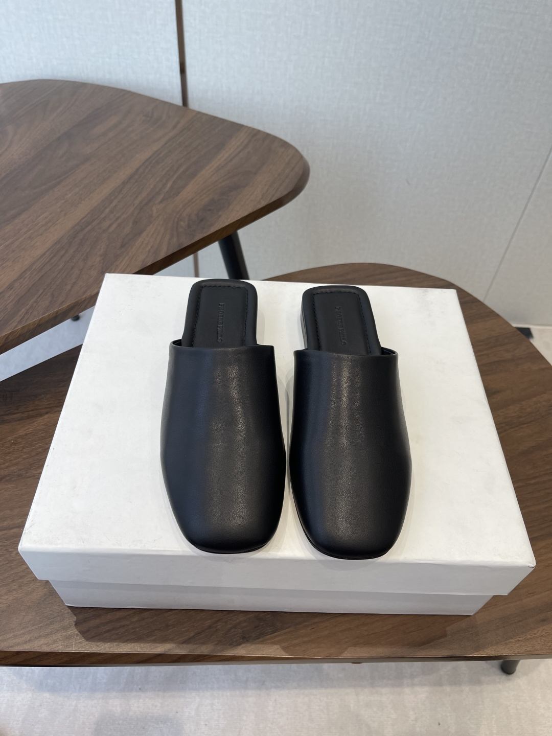 NO:680449,Phoebe Philo low-heeled mules and half slippers adopt a heelless mules style. The toe is a rounded square toe design with simple and smooth lines. It is a lazy and casual flat-soled mules type. The upper foot fits the shape of the foot and is flexible.  The upper is made of fine leather, with a soft touch and a matte high-end texture. The black model is calm and the off-white model is fresh. The leather has good breathability and wear resistance. The shoe body has no unnecessary decoration, and the minimalist solid color design is suitable for a variety of wearing styles. The splicing details at the shoe mouth add a sense of layering, and the flat bottom design ensures the comfort of daily wear. Upper cowhide leather lining sheepskin outsole genuine leather outsole Heel height 2cm  size 35-40 (customized sizes 40 are non-refundable), semi-trailers, slippers, cowhide, sheepskin, Leather soles19860909Phoebe Philo低跟穆勒鞋半拖鞋单鞋 采用无后跟的穆勒拖样式,鞋头为圆润的方头设计,线条简约流畅,属于慵懒随性的平底穆勒拖类型,上脚贴合脚型且活动灵活. 鞋面是细腻的皮革材质,触感柔软,呈现出哑光的高级质感,黑色款沉稳、米白色款清新,皮质的透气性和耐磨性也较好.鞋身无多余装饰,极简的纯色设计适配多种穿搭风格；鞋口处的拼接细节增加了层次感,平底的设计保证了日常穿着的舒适度. 鞋面牛皮 内里羊皮 大底真皮大底 跟高2cm size35-40码（40码定制不退换）,半拖,slippers,cowhide,sheepskin,Leather soles,Women's Shoes
