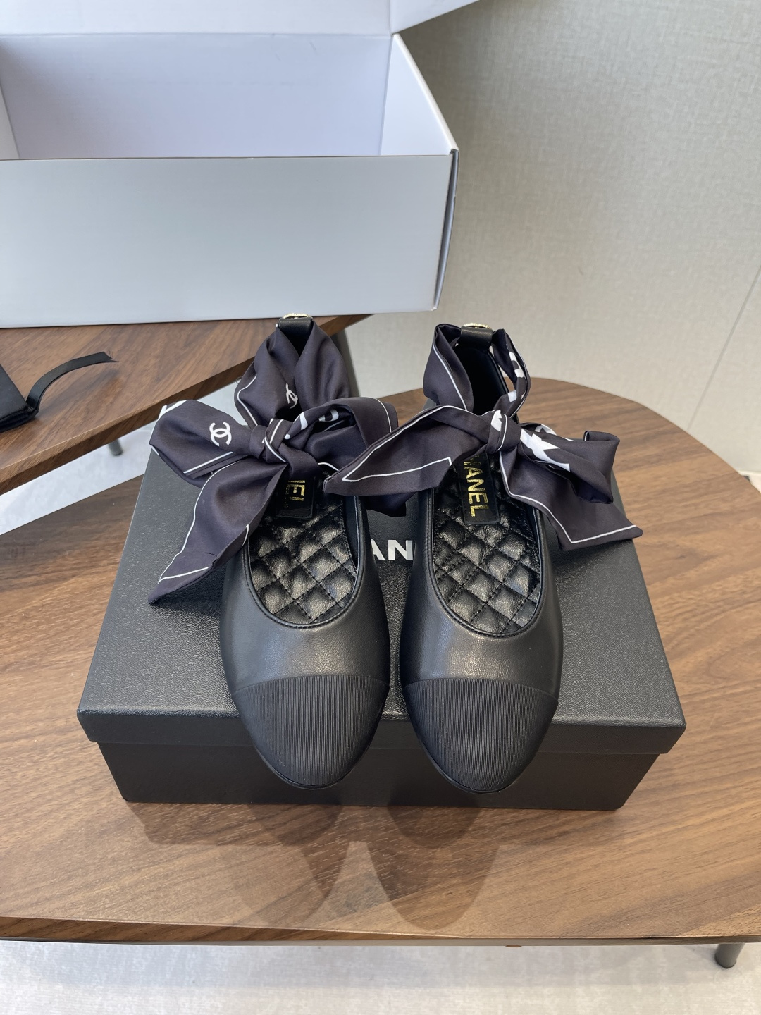 NO:680406,CHANEL Chanel 25ss spring and summer show Mary Jane bow shoes, I was attracted at first sight and can be worn freely according to the weather changes!  Put on socks to instantly transform into cute shoes for spring and summer!  Transform into a magical princess in seconds. The upper is made of imported sheepskin. Original molded fabric. The lining is silk sheepskin. The foot feels super comfortable. The leather is very soft and skin-friendly. Italian imported genuine leather outsole Size35-41 (40 41 customized), single shoes, chanel, chanel, mary jane, sheepskin, Leather soles19860909CHANEL 香奈儿 25ss 春夏秀款 玛丽珍 蝴蝶结单鞋 第一眼看上就被种草了根据天气变化自由穿搭！套上袜套春夏秒变可爱单鞋！秒变魔法公主 鞋面采用进口羊皮 原版开模布料 内里踮脚丝绸羊皮 脚感超级舒服 皮料非常柔软亲肤 意大利进口真皮大底 Size35-41（40 41定制）,单鞋,chanel,chanel,mary jane,sheepskin,Leather soles,Women's Shoes