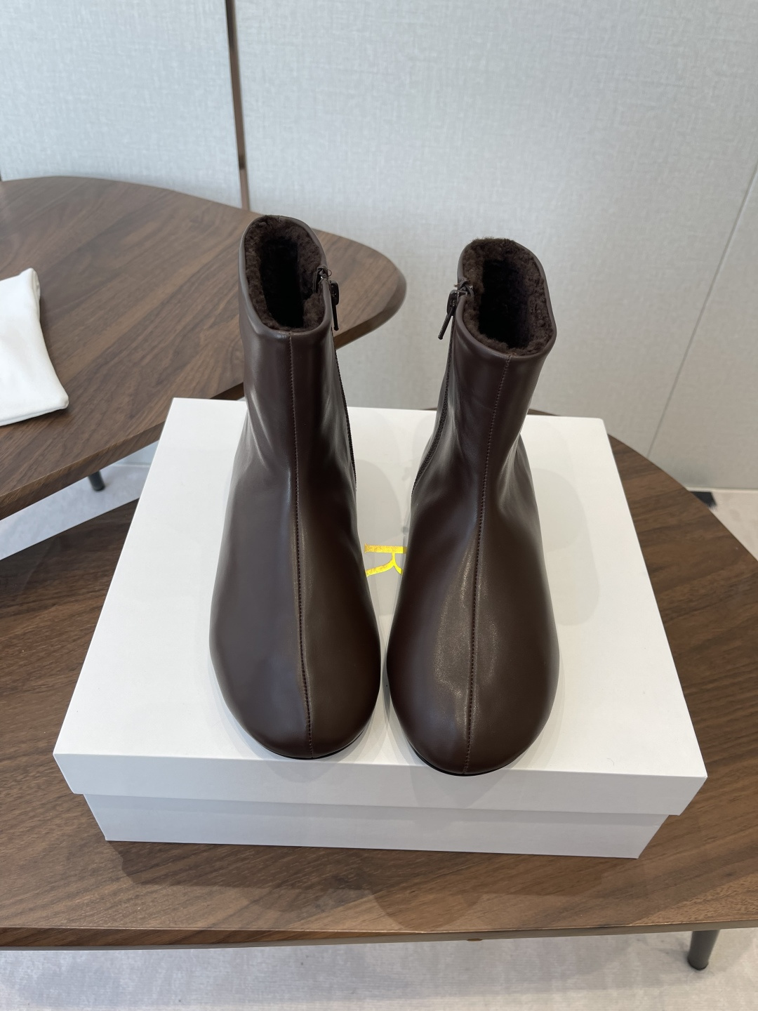 NO:680400,The Row 25ss new minimalist flat-soled leather short boots from Guangzhou for autumn and winter adopt an oval-shaped shoe last, with smooth lines and not squeezing the feet. The boot shaft is a narrow tube design that fits the ankle, which can visually lengthen the leg line and neatly show the slimness of the legs. The side zipper opening and closing design makes it easy to put on and take off; the basic flat-soled version takes into account the comfort of daily walking without unnecessary decoration, which is in line with the brand's 'less is more' design concept.  Mainly in classic black, dark brown, caramel brown and other earth tones, low saturation and versatile, suitable for all styles of autumn and winter, from casual to commuting. The upper and sole are finely connected, and the inner lining of the boot shaft is made of soft leather, which is comfortable against the skin and does not rub the feet. The upper is imported lambskin, the lining is imported Australian lamb wool, the outsole is rubber, the heel height is 1cm, size 35-40 (customized in size 40, non-refundable), boots, boots, sheepskin19860909莞产The Row 25ss秋冬新款极简平底皮革短靴 采用鹅蛋形鞋楦,线条流畅且不挤脚,靴筒为贴合脚踝的窄筒设计,视觉上能拉长腿部线条,利落显腿细.侧拉链开合设计,穿脱便捷；平底的基础版型,兼顾日常行走的舒适度,无多余装饰,契合品牌“少即是多”的设计理念. 主打经典黑、深棕、焦糖棕等大地色系,低饱和且百搭,适配秋冬各类穿搭风格,从休闲到通勤都能驾驭.鞋帮与鞋底的衔接工艺精细,靴筒内里为软皮材质,贴肤舒适不磨脚. 鞋面进口小羊皮 内里进口澳洲羊羔毛 大底橡胶大底 跟高1cm size35-40码（40码定制不退换）,靴子,boots,sheepskin,Women's Shoes