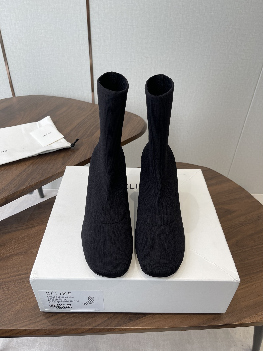 NO:680398,Made in Guangzhou, CELINE Celine 25 autumn and winter new style, Yang Mi's same style. Feiwei Arc de Triomphe British style short boots. Simple and fashionable. Timeless and timeless. It is a classic that will never fade away in the fashion circle. The retro British style allows you to wear a different temperament. Matching logo. The fabric is original molded and Feiwei. Sheepskin lining inside. Genuine leather outsole.  Size#35-39 (40# custom-made, non-refundable), boots, celine, boots, sheepskin, Leather soles19860909莞产CELINE塞琳 25秋冬新款杨幂同款 飞织 凯旋门英伦风短靴 简约大气时髦 耐看不过时 是时尚圈永不退潮的经典所在,复古的英伦风格,让你穿出不一样的气质对版logo 面料原版开模飞织 内里羊皮内里 鞋底真皮大底 Size#35-39（40#订做不退换）,靴子,celine,boots,sheepskin,Leather soles,Women's Shoes