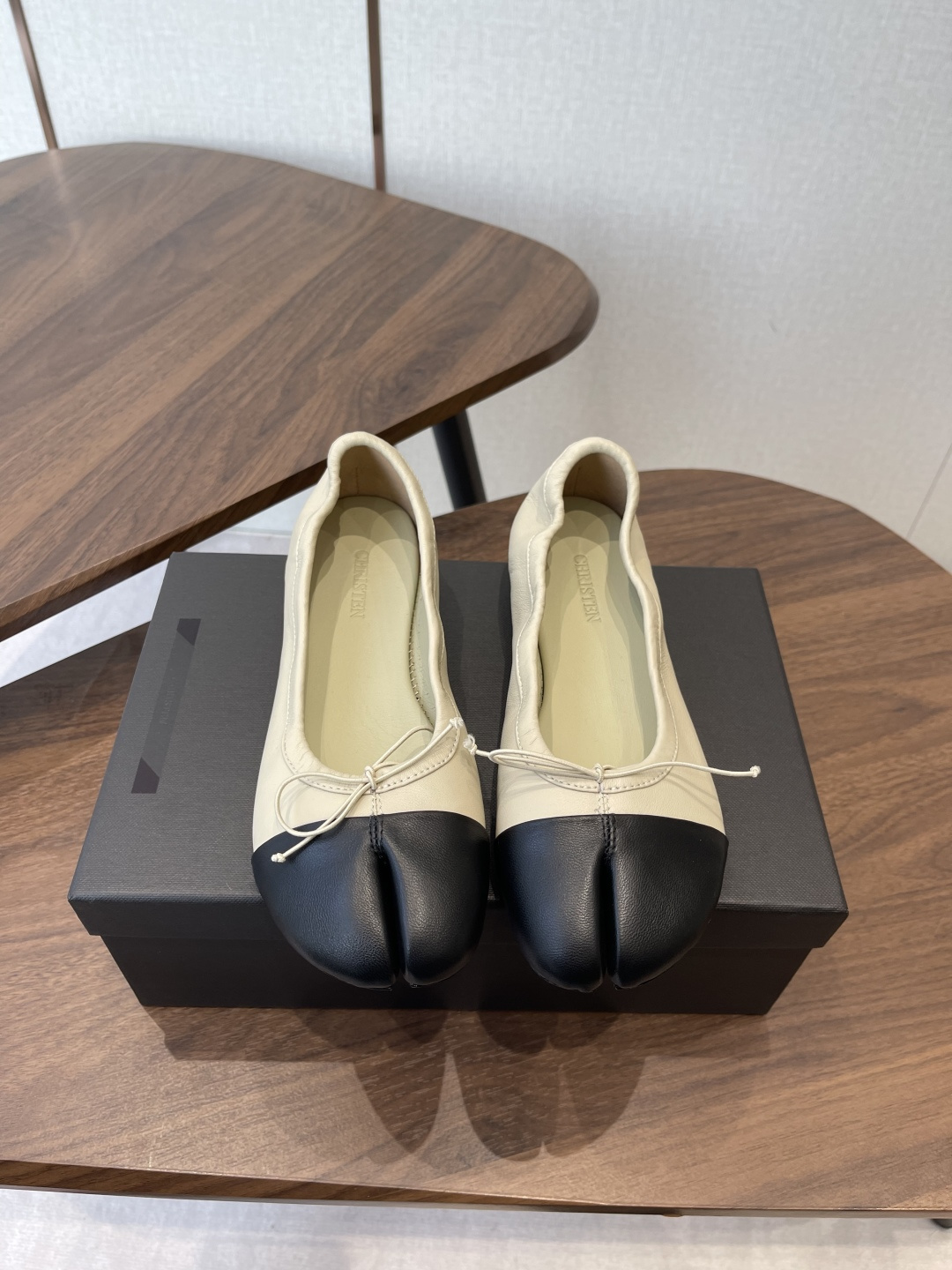 NO:680396,Christen split-toe ballet flat shoes have a split-toe shape that imitates the traditional Japanese foot bag, separating the big toe from the rest of the toes. It is highly visually recognizable. It adopts the heelless design of ballet flats. The upper is made of soft sheepskin material. The shoe body has a pleated elastic design. The upper foot fits the shape of the foot, taking into account elegance and comfort for daily wear.  The toe is decorated with a thin ribbon bow, and the color options include black and white color matching and pure black. The minimalist design style is suitable for a variety of wearing scenarios, from casual daily life to light formal occasions. The soles and stitching details are exquisite; it integrates the ergonomic design of the brand's century-old shoemaking and optimizes the fit for Oriental foot types. Sheepskin upper, sheepskin lining, leather outsole, 1.5cm higher  size 35-40 (customized sizes 40 are non-refundable), split-toe shoes, flats, sheepskin, Leather soles19860909Christen分趾芭蕾鞋平底鞋单鞋 头采用模仿日本传统足袋的分趾造型,将大脚趾与其余脚趾分开,视觉辨识度极强,采用芭蕾平底鞋的无跟设计,鞋面使用柔软的羊皮材质,鞋身有褶皱弹性设计,上脚贴合脚型,兼顾优雅感与日常穿着的舒适度. 鞋头处有细带蝴蝶结装饰,配色上有黑白拼色、纯黑两款,极简的设计风格适配多种穿搭场景,从休闲日常到轻正式场合都能搭配.鞋底与缝线细节精致；融合了品牌百年制鞋的人体工学设计,针对东方脚型优化了贴合度. 鞋面羊皮 内里羊皮 大底真皮大底 增高1.5cm size35-40码（40码定制不退换）,分趾鞋,flats,sheepskin,Leather soles,Women's Shoes