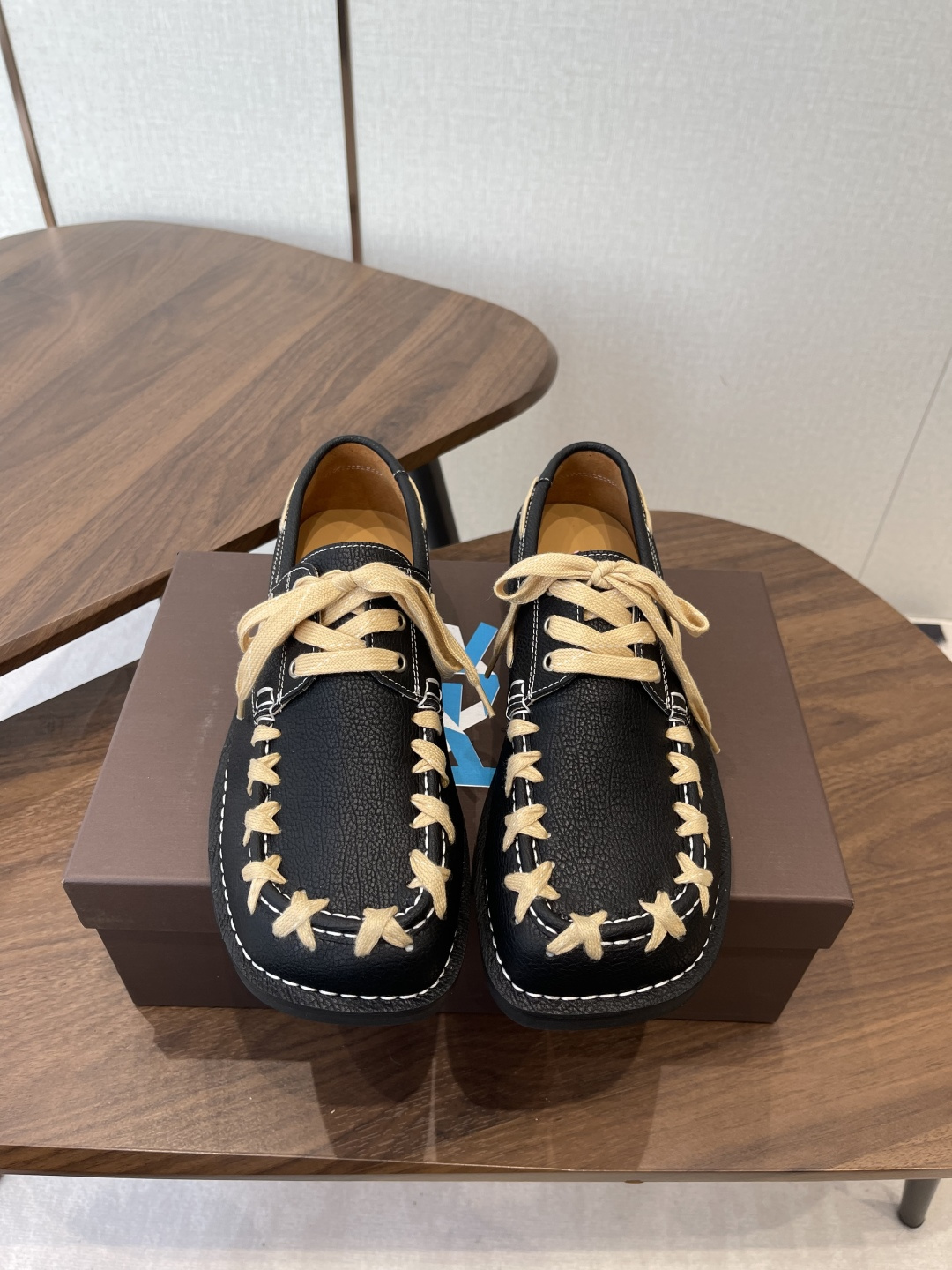 NO:680000,Camper Karst square-toe loafers are niche and good-looking. Camper Karst is a Spanish brand established in 1975. It is indifferent and simple, and its beauty is a kind of wisdom. Compared with other loafers, it is very recognizable, and the niche style is very high-end, durable, and versatile. Size# Female 35-40 # Male 39-45 (Female 40, Male 45, custom-made and non-returnable), loafers, loafers19860909Camper Karst 方头乐福鞋 小众好看 Camper Karst 1975年成立的西班牙品牌 淡然无极,众美从之主张简单就是一种智美 相比手其他的乐福鞋很有辨识度,而且小众不撞款非常高级耐看百搭 Size#女35-40 #男39-45（女40 男45订做不退换）,乐福鞋,loafers,Women's Shoes