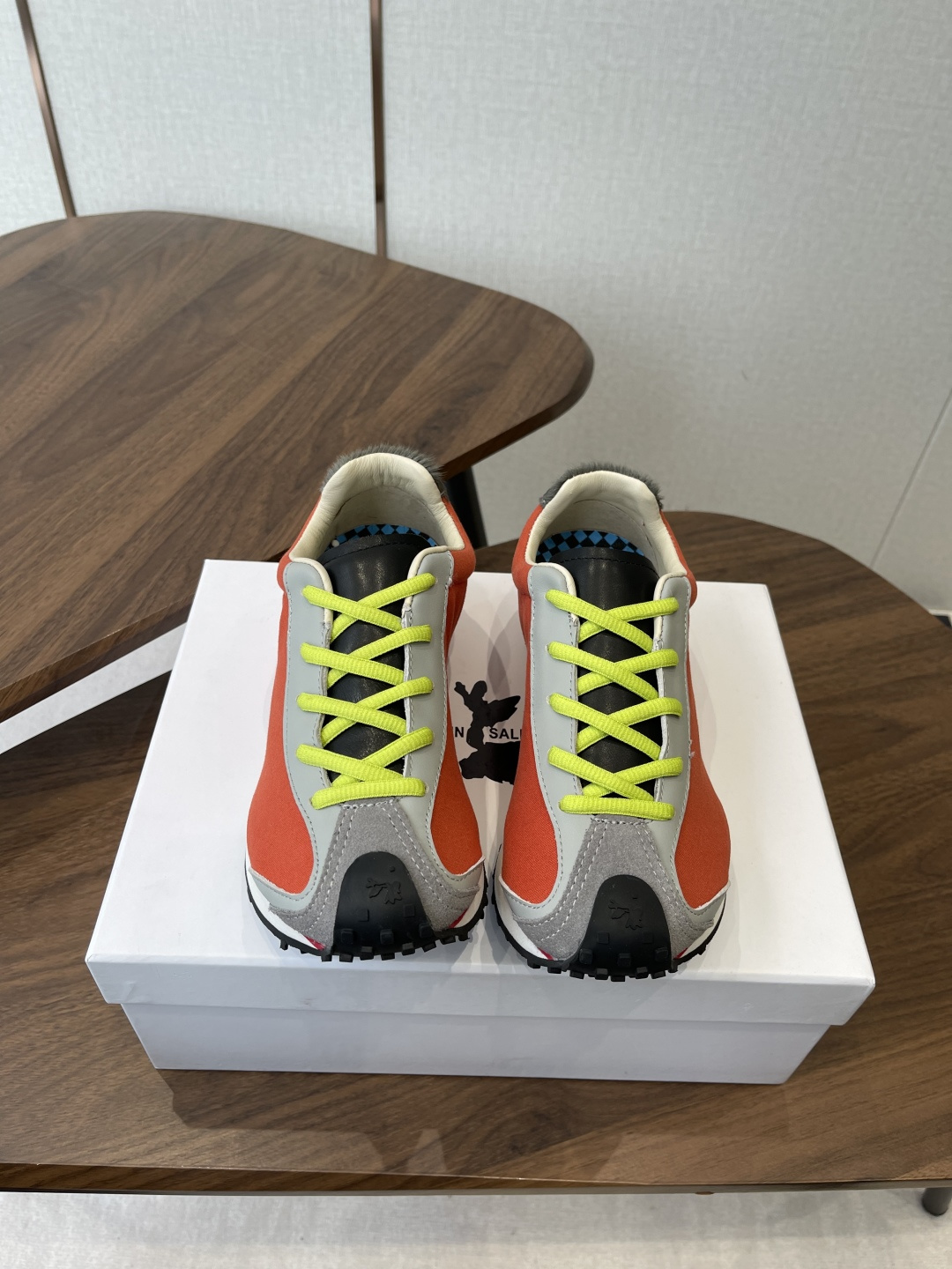 NO:679997,Martin sallieres retro Forrest Gump racing shoe style sports shoes adopt a retro streamlined shoe body, combined with contrasting splicing design, integrating the classic silhouette of Forrest Gump shoes and the dynamic elements of racing shoes, retro and trendy. Multiple colors are available, including green, white and red contrast, all black with white laces, beige with blue laces, orange and gray with fluorescent green laces, etc. The color contrast is strong and the visual impact is strong.  The upper is made of fabrics of different textures. There are plaid details on the inside of the tongue. The color of the laces contrasts with the shoe body. The sole is a wear-resistant rubber sole, taking into account both appearance and practicality. The inside of the shoe is marked with a brand logo. The overall design is biased towards a niche and luxury fashion sports style, which is different from the conventional styles of popular sports brands. Upper cowhide/cloth, lining sheepskin, outsole foam/rubber combination, increased by 4cm  size 35-45 (customized sizes 40 and 41 are non-refundable), casual shoes/sports shoes, sneakers, cowhide, sheepskin19860909Martin sallieres复古阿甘鞋赛车鞋风运动鞋 采用复古的流线型鞋身,结合撞色拼接设计,融合阿甘鞋的经典轮廓与赛车鞋的动感元素,复古又新潮.多配色可选,有绿白红撞色、全黑配白鞋带、米棕配蓝鞋带、橙灰配荧光绿鞋带等,色彩对比强烈,视觉冲击力强. 鞋面运用不同质感的面料拼接,鞋舌内侧有格纹细节,鞋带颜色与鞋身形成撞色,鞋底为耐磨橡胶底,兼顾颜值与实用性.鞋内标有品牌标识,整体设计偏向小众轻奢的时尚运动风格,区别于大众运动品牌的常规款式. 鞋面牛皮/布 内里羊皮 大底发泡/橡胶组合 增高4cm size35-45码（40、41码定制不退换）,休闲鞋/运动鞋,sneakers,cowhide,sheepskin,Women's Shoes