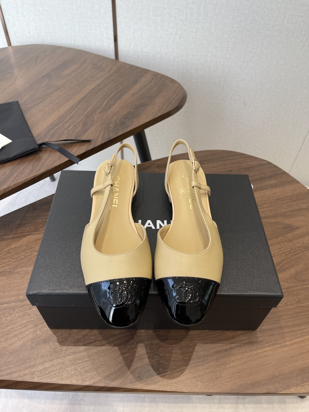 NO:679994,Chanel 26ss Chanel hollow back sandals single shoes are hot new in the early autumn series, this season's hot style!  I really fell in love at first sight, the classic color combination is a perfect match!  It’s really super personalized, which is the biggest highlight of this shoe. It’s eye-catching but not exaggerated design, super cool for daily use. It’s super versatile whether paired with pants, sweaters or skirts. It looks good no matter how you wear it. The more you look at it, the more you like it! The upper is imported patent leather, the lining is mixed sheepskin, and the outsole is Italian genuine leather. Size#35-41 (40  41 Custom-made (non-refundable), sandals, chanel, chanel, chanel, sandals, hoodie, sweatshirts, skirts, sheepskin, Leather soles19860909chanel 26ss 香奈儿 后空凉鞋 单鞋早秋系列火爆上新,这一季香家小爆款！ 真的一眼爱了,经典拼色完美搭配！ 真的超级有个性,是这款鞋子最大的亮点,醒目而不浮夸的设计,超日常超酷, 无论搭配裤子卫衣或裙子都超级百搭,怎么穿都好看,越看越喜欢! 鞋面进口漆皮 内里混种羊皮 大底意大利真皮大底 Size#35-41（40 41订做不退换）,凉鞋,chanel,chanel,chanel,sandals,hoodie,sweatshirts,skirts,sheepskin,Leather soles,Women's Shoes