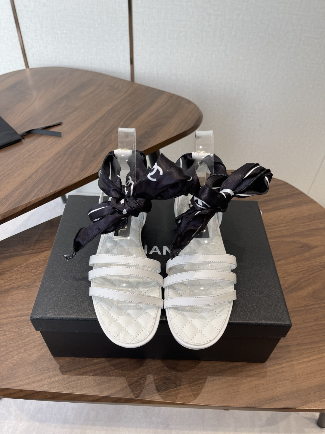 NO:679992,CHANEL Chanel 26ss spring and summer latest bow-tie high-heeled fashion sandals. Many Internet celebrity fashion bloggers have planted grass. They are high-end and comfortable, matching the skirts of goddesses, irregular small round toes, and the exclusive high-heeled shoes of the evening series throughout the season's lookbook. They are simple and yet detailed, easy to wear without tiring the feet. The upper is imported mesh mixed sheep, the lining is sheepskin, the insole is sheepskin, the sole is Italian genuine leather, the height is 9CM 5CM 1CM  Size35-41 (40 41 customized, non-returnable), high heels and sandals, chanel, chanel, sandals, high heels, skirts, sheepskin, Leather soles19860909CHANEL 香奈儿 26ss春夏最新款蝴蝶结高跟时装凉鞋 超多网红时尚博主种草 高级感舒适,配女神们的半身裙,不规则的小圆头,晚宴系列专属高跟鞋贯穿整季lookbook完全戳中我,简单又不失细节,好穿不累脚 鞋面进口网布混种羊 内里羊皮 鞋垫羊皮 鞋底意大利真皮大底 高度9CM 5CM 1CM Size35-41（40 41订做不退换）,高跟鞋凉鞋,chanel,chanel,sandals,high heels,skirts,sheepskin,Leather soles,Women's Shoes