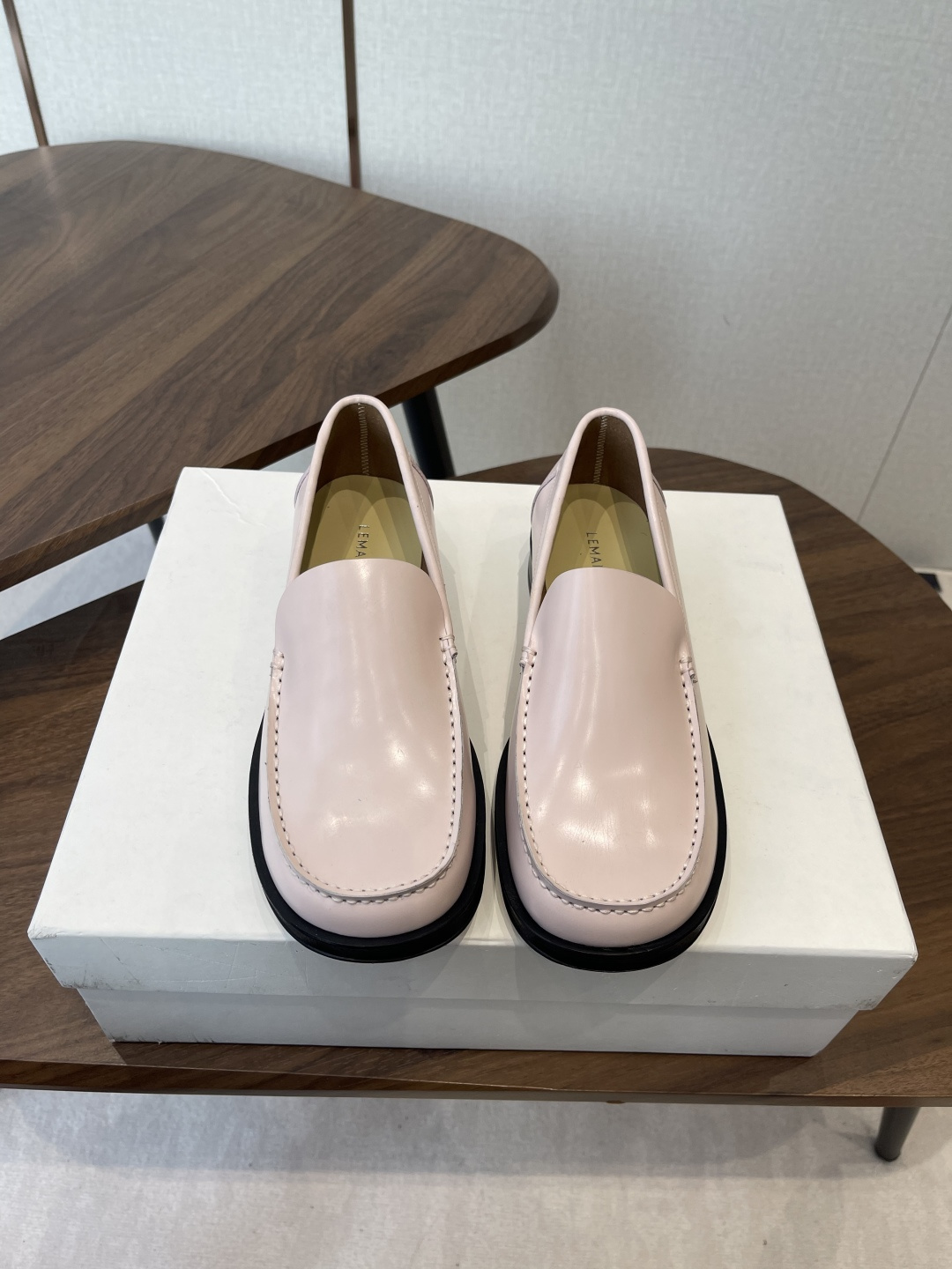 NO:679990,LEMAIRE 25ss beautiful loafers are really super comfortable on the feet. Low-key, simple yet high-end. Casual and lazy. The chick yellow also looks good. Flat bottom. Lambskin loafers are super comfortable. Lemaire is from Paris, France. Designer brand. Women's shoes. Black lambskin. Genuine leather heel. Full of quality. Non-slip outsole design. It divides the skin into blocks and has a faint charm. Elasticity  The addition of elements injects more rebellion and strength into the exquisite shoe body, showing a slim but never weak posture. Imported sheepskin upper, imported sheepskin lining, imported genuine leather outsole Size#35-41 (40 41 customization is non-returnable), loafers, loafers, sheepskin, Leather soles19860909LEMAIRE 25ss绝美乐福鞋 上脚真的超级舒适 低调简约又不失高级 随意慵懒 小鸡黄色也好看平底 小羊皮 乐福鞋超舒服  Lemaire 来自法国巴黎 设计师品牌 女鞋 黑色 小羊皮 真皮包跟 档次满满 防滑大底设计 将肌肤分割成块面,有着若隐若现的魅力. 弹力 元素的加入为精致的鞋体注入更多反叛和力量,展现出纤薄但绝不柔弱的姿态. 鞋面进口羊皮 内里进口羊皮 大底进口真皮大底 Size#35-41（40 41定制不退换）,乐福鞋,loafers,sheepskin,Leather soles,Women's Shoes