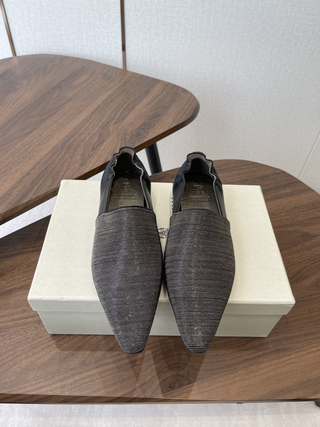 NO:681140,BrunelloCucinelliBC 26ss spring and summer flat square-toe shoes. Square-toe shoes are always very feminine, elegant, refined, not hasty or slow, and have a kind of temperament that many loafers cannot match. But if pointed-toe high-heeled shoes are tired after wearing them for a long time, then a pair of good-looking square-toe flat shoes is just needed. Imported cowhide, fine leather, foot feel is very important. This does not need to be said. Women know the importance of a good pair of shoes to avoid all kinds of friction and wear on the feet.  Delicate texture is a must. Material: imported cowhide, chain upper, foot pad: sheepskin, outsole: genuine leather sole imported from Italy, Size#35-41 (40-41 customized, non-returnable), half slippers, brunello cucinelli, loafers, flats, high heels, cowhide, sheepskin19860909BrunelloCucinelliBC 26ss 春夏平底方头单鞋 方头鞋一贯是很有女人味的 优雅 精致不急不缓 是有一种气质的这是很多乐福鞋比拟不了的 但是如果尖头高跟鞋穿久了累 那么一双好穿好看的方头平底鞋就是刚需了 进口牛皮 皮质细腻 脚感很重要 这个不需要多说 女人太懂一双好鞋的重要性了 避免各种摩擦磨脚 细腻的质感就是必须要有的 材质:进口牛皮 链条鞋面 垫脚:羊皮 大底:意大利进口真皮底 Size#35-41（40 41订做不退换）,半拖单鞋,brunello cucinelli,loafers,flats,high heels,cowhide,sheepskin,Women's Shoes