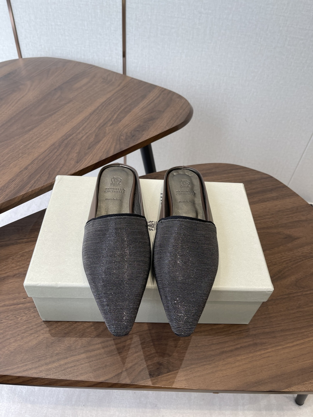 NO:681143,BrunelloCucinelliBC 26ss spring and summer flat square-toe slippers. Square-toe shoes are always very feminine, elegant, refined, not hasty or slow, and have a kind of temperament that many loafers cannot compare with. But if pointed-toe high heels are tired after wearing them for a long time, then a pair of good-looking square-toe flat shoes is just needed. Imported cowhide, fine leather, foot feel is very important. This needs no introduction. Women know the importance of a good pair of shoes to avoid all kinds of friction and wear on the feet.  Delicate texture is a must. Material: imported cowhide, chain upper, foot pad: sheepskin, outsole: genuine leather sole imported from Italy, Size#35-41 (40-41 customized, non-returnable), half slippers, brunello cucinelli, loafers, flats, high heels, slippers, cowhide, sheepskin19860909BrunelloCucinelliBC 26ss 春夏平底方头拖鞋 方头鞋一贯是很有女人味的 优雅 精致不急不缓 是有一种气质的这是很多乐福鞋比拟不了的 但是如果尖头高跟鞋穿久了累 那么一双好穿好看的方头平底鞋就是刚需了 进口牛皮 皮质细腻 脚感很重要 这个不需要多说 女人太懂一双好鞋的重要性了 避免各种摩擦磨脚 细腻的质感就是必须要有的 材质:进口牛皮 链条鞋面 垫脚:羊皮 大底:意大利进口真皮底 Size#35-41（40 41订做不退换）,半拖单鞋,brunello cucinelli,loafers,flats,high heels,slippers,cowhide,sheepskin,Women's Shoes