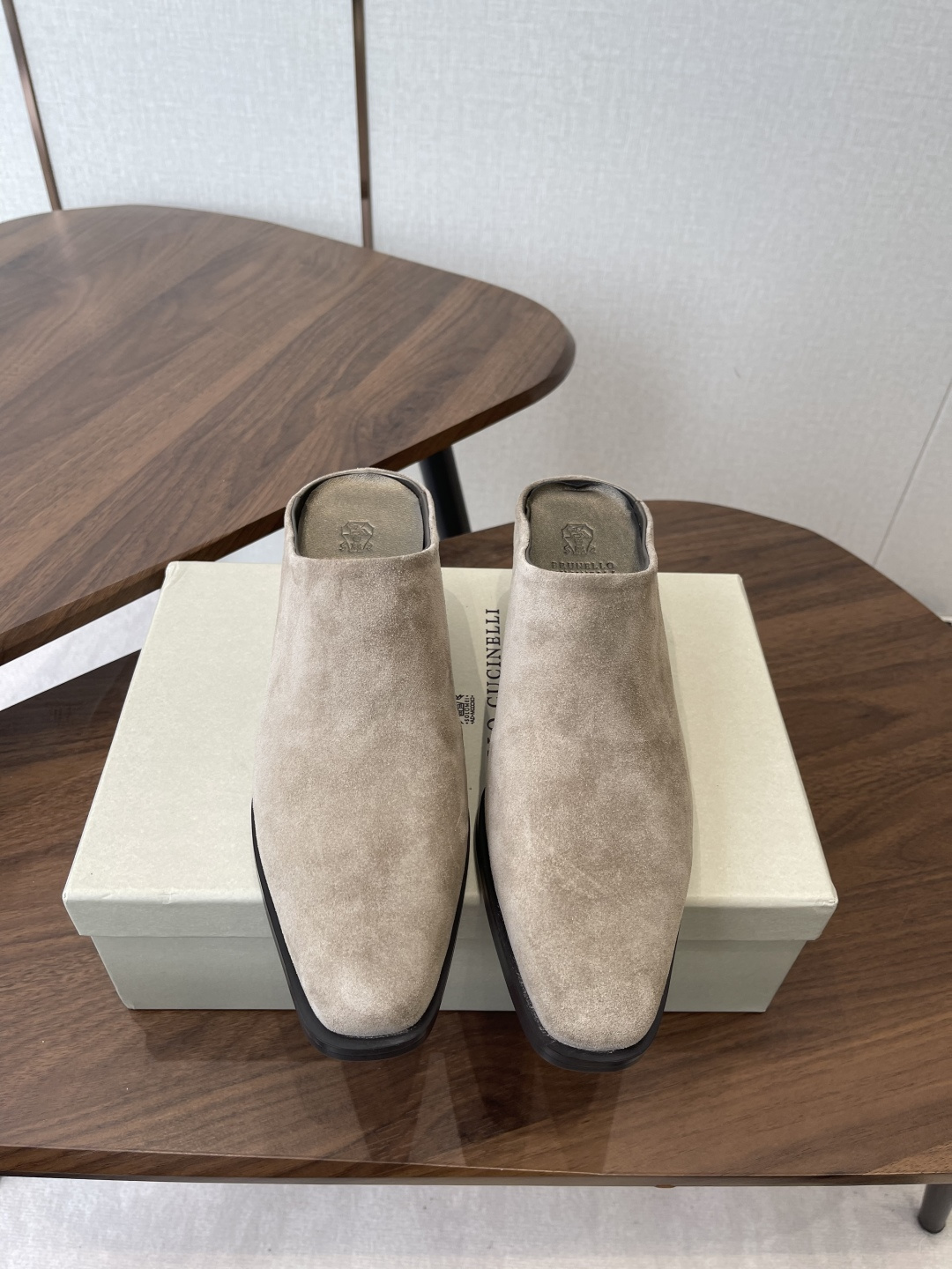 NO:681136,BrunelloCucinelliBC 26ss spring and summer mules and slippers. Square-toed shoes are always very feminine, elegant, refined, not hasty or slow, and have a kind of temperament that many loafers cannot match. But if pointed-toe high-heeled shoes are tired after wearing them for a long time, then a pair of square-toe flats that are easy to wear and look good are just needed. Imported cowhide, fine leather, foot feel is very important. Needless to say, this does not need to be said. Women know the importance of a good pair of shoes to avoid all kinds of friction and wear on the feet.  Delicate texture is a must. Material: imported cowhide, suede. Foot pads: sheepskin. Outsole: genuine leather sole imported from Italy. Size#35-41 (40-41 customized, non-returnable), half drag, brunello cucinelli, loafers, flats, high heels, slippers, cowhide, sheepskin, chamois leather.19860909BrunelloCucinelliBC 26ss 春夏穆勒鞋拖鞋 方头鞋一贯是很有女人味的 优雅 精致不急不缓 是有一种气质的这是很多乐福鞋比拟不了的 但是如果尖头高跟鞋穿久了累 那么一双好穿好看的方头平底鞋就是刚需了 进口牛皮 皮质细腻 脚感很重要 这个不需要多说 女人太懂一双好鞋的重要性了 避免各种摩擦磨脚 细腻的质感就是必须要有的 材质:进口牛皮 麂皮 垫脚:羊皮 大底:意大利进口真皮底 Size#35-41（40 41订做不退换）,半拖,brunello cucinelli,loafers,flats,high heels,slippers,cowhide,sheepskin,chamois leather,Women's Shoes
