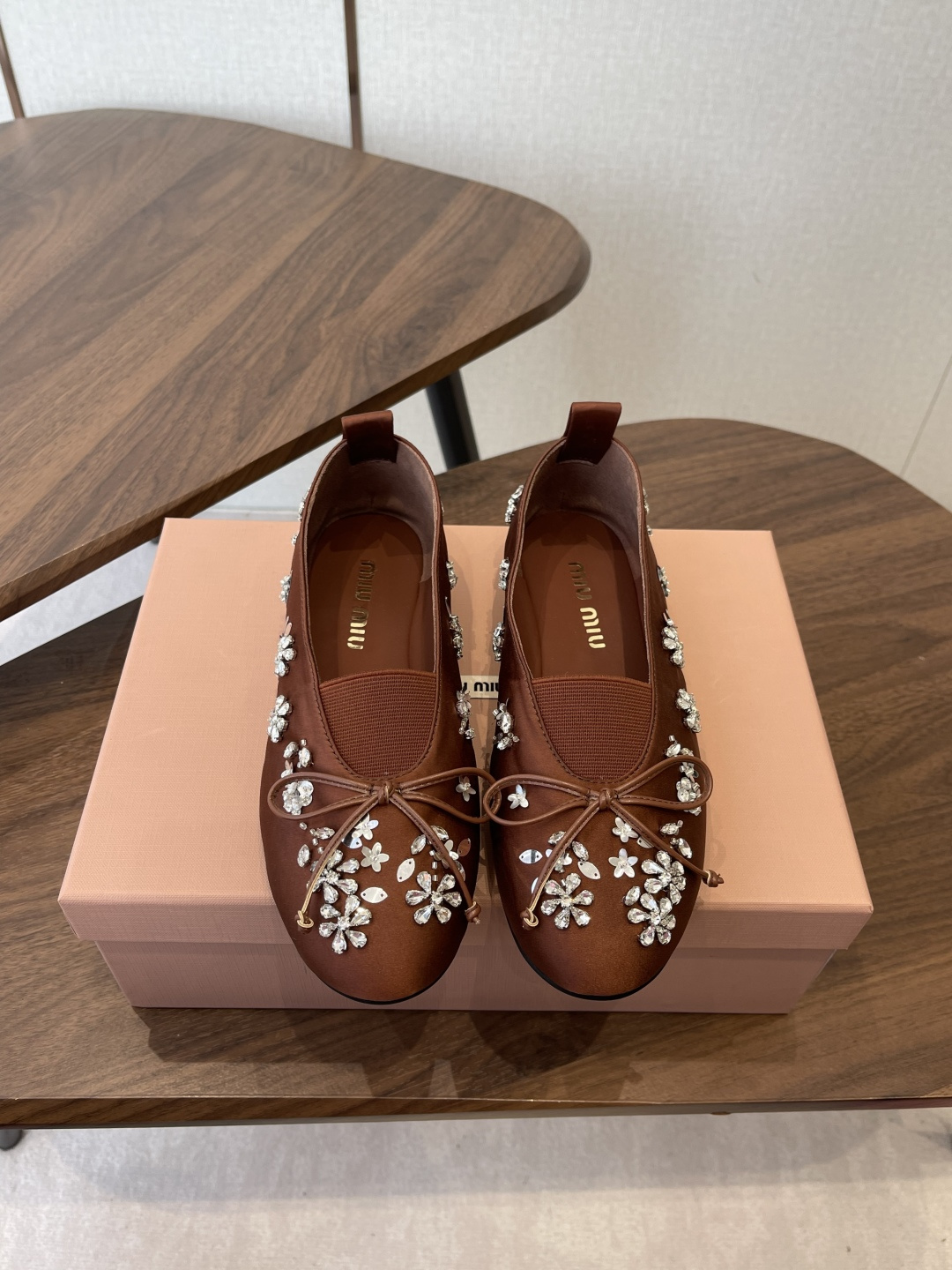 NO:679987,Miu Miu Miu Miu 26ss new spring and summer ballet. Miu Miu blends the dynamic charm of ballet into daily life. Use modern brushwork to depict the classic silhouette of dance shoes!  Super soft sheep leather ballet shoes. Inspired by classic Japanese shoes. Simple but not complicated, suitable for a variety of styles. Flexible and fashionable in every step. Imported silk upper, water-dyed sheepskin lining, outsole original molded outsole Size #35-40 (40 orders made, non-refundable), ballet shoes, miumiu, sheepskin, real silk19860909Miu Miu 缪缪 26ss 春夏季新款 芭蕾舞 缪家以芭蕾的灵动意韵融于日常. 以现代笔触刻画舞鞋经典轮廓！ 超软的绵羊皮质款芭蕾舞鞋. 从经典日式鞋履汲取灵感. 简而不繁适合多种造型. 步履之间灵动时髦. 鞋面进口真丝 内里水染羊皮里 大底原版开模大底 Size#35-40（40订做不退换）,芭蕾舞鞋,miumiu,sheepskin,real silk,Women's Shoes