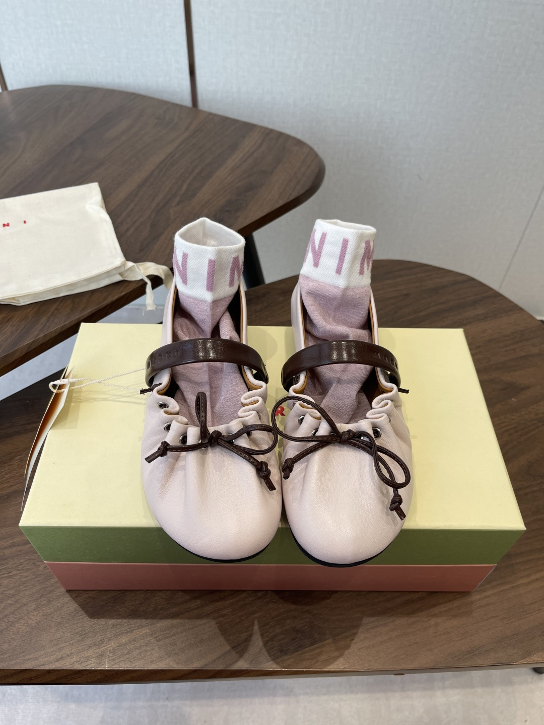 NO:679982,Socks 10 MARNI Mani 26Fw Angelababy's same style pleated bow ballet flat Mary Jane shoes. Round toe outline, contrasting color upper, brown bow and shoe straps, the overall presentation is cute and minimalist. Super cute MARNI ballet shoes, color matching, loose straps, sweet and cool.  The romantic season of Balletcore is here again. When you open your shoe cabinet, ballet shoes are definitely the one item that can match everything and lighten up everything!  Calfskin upper, sheepskin lining, molded rubber outsole, size 35-39 (40.41 custom made, non-returnable), ballet shoes, marni, mary jane, cowhide, sheepskin, socks19860909袜子10 MARNI玛尼26Fw Angelababy同款褶皱蝴蝶结芭蕾舞鞋平底玛丽珍单鞋 圆头轮廓、撞色鞋面、棕色蝴蝶结与鞋口绑带,整体呈现可爱、极简的调性. 超嗲的MARNI 芭蕾舞鞋,拼色自带松弛感系带甜酷得刚好. 属于Balletcore的浪漫季节又到了.打开鞋柜,芭蕾舞鞋绝对是那件既能搭配一切又能点亮一切的单品！ 鞋面小牛皮 内里垫脚羊皮 鞋底开模橡胶大底 码数35-39（40.41定做不退换）,芭蕾舞鞋,marni,mary jane,cowhide,sheepskin,socks,Women's Shoes