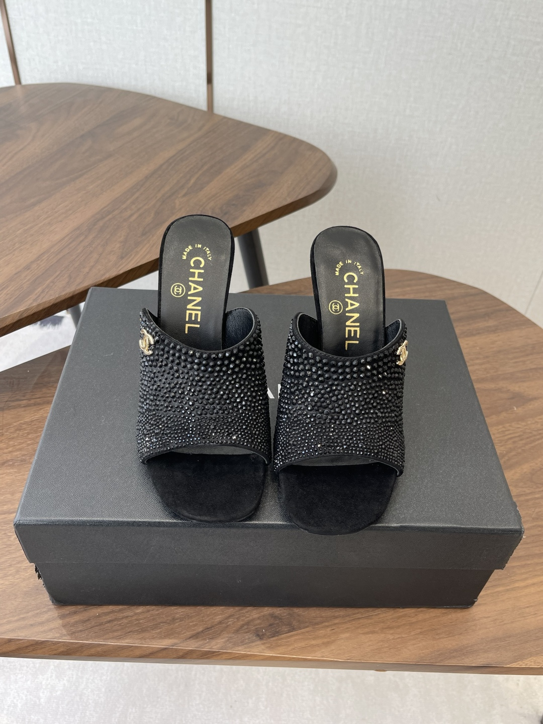 NO:679974,Chanel 2026 early spring vacation series popular small fragrance double C buckle fish mouth honey high-heeled slippers small low-heeled sandals simple and fashionable, the overall use of mule shoe style, this shoe type does not have laces or complex fixed structure, easy to put on and take off, while showing a simple and smooth line sense, in line with modern fashion aesthetics. The arched high-heeled design increases the beauty of the wearer's height and leg lines, and also gives the overall shape an elegant and sexy temperament. The upper is cow patent leather  Lambskin lining, Italian genuine leather outsole, Heel height 8.5cm, Size 35-39 (40.41 custom made, non-returnable), high heels and slippers, chanel, high heels, slippers, sheepskin, Leather soles19860909Chanel 2026早春度假系列爆品小香双C扣鱼嘴蜜儿高跟拖鞋小矮跟凉拖鞋 简约时尚,整体采用穆勒鞋款式,这种鞋型没有鞋带或复杂的固定结构,穿脱方便,同时展现出简洁流畅的线条感,符合现代时尚审美. 弓形的高跟设计增加了穿着者的身高和腿部线条的美感,同时也赋予了整体造型优雅、性感的气质. 鞋面牛漆皮 内里垫脚小羊皮 鞋底意大利真皮大底 跟高8.5cm 码数35-39（40.41定做不退换）,高跟鞋拖鞋,chanel,high heels,slippers,sheepskin,Leather soles,Women's Shoes