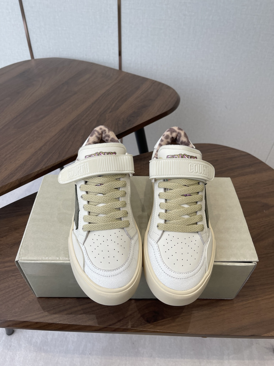 NO:679972,GGDB's latest Forty2 series Thick sole Distressed Stars Small dirty shoes Casual sneakers Original purchase, development, production This Forty2 sneaker shows the evergreen charm of the 1990s. The thick low-cut silhouette and sporty design evoke a legendary journey, celebrating the indomitable spirit of the eternal dreamer. Features unique handmade construction and micro-perforated inserts, with TPU on the back  Stars and cowhide inserts, and cowhide heel labels and other details with 3D texture effect. The fabric is original and customized first-layer cowhide. The lining is customized and imported breathable mesh. The sole is made of original open-molded non-slip rubber material. Size: #女35-40 (40 is custom-made and cannot be returned or exchanged), casual shoes/sports shoes, sneakers, cowhide19860909GGDB最新 Forty2系列 厚底 做旧 星星 小脏鞋 休闲 运动鞋 原版购入开发 做货 这款Forty2 运动鞋展现了 1990年代的常青魅力 厚实的低帮廓形和运动风设计唤起了一段传奇之旅,颂扬永恒梦想家不屈不挠的精神 采用独特的手工结构和微孔嵌件,背面饰有TPU 星星和牛皮嵌件,以及牛皮后跟标签等具有3D纹理效果的细节 面料原版定制头层牛皮 内里定制进口透气网里 鞋底原版开模防滑橡胶材质 Size: #女35-40 (40订做不退换),休闲鞋/运动鞋,sneakers,cowhide,Women's Shoes