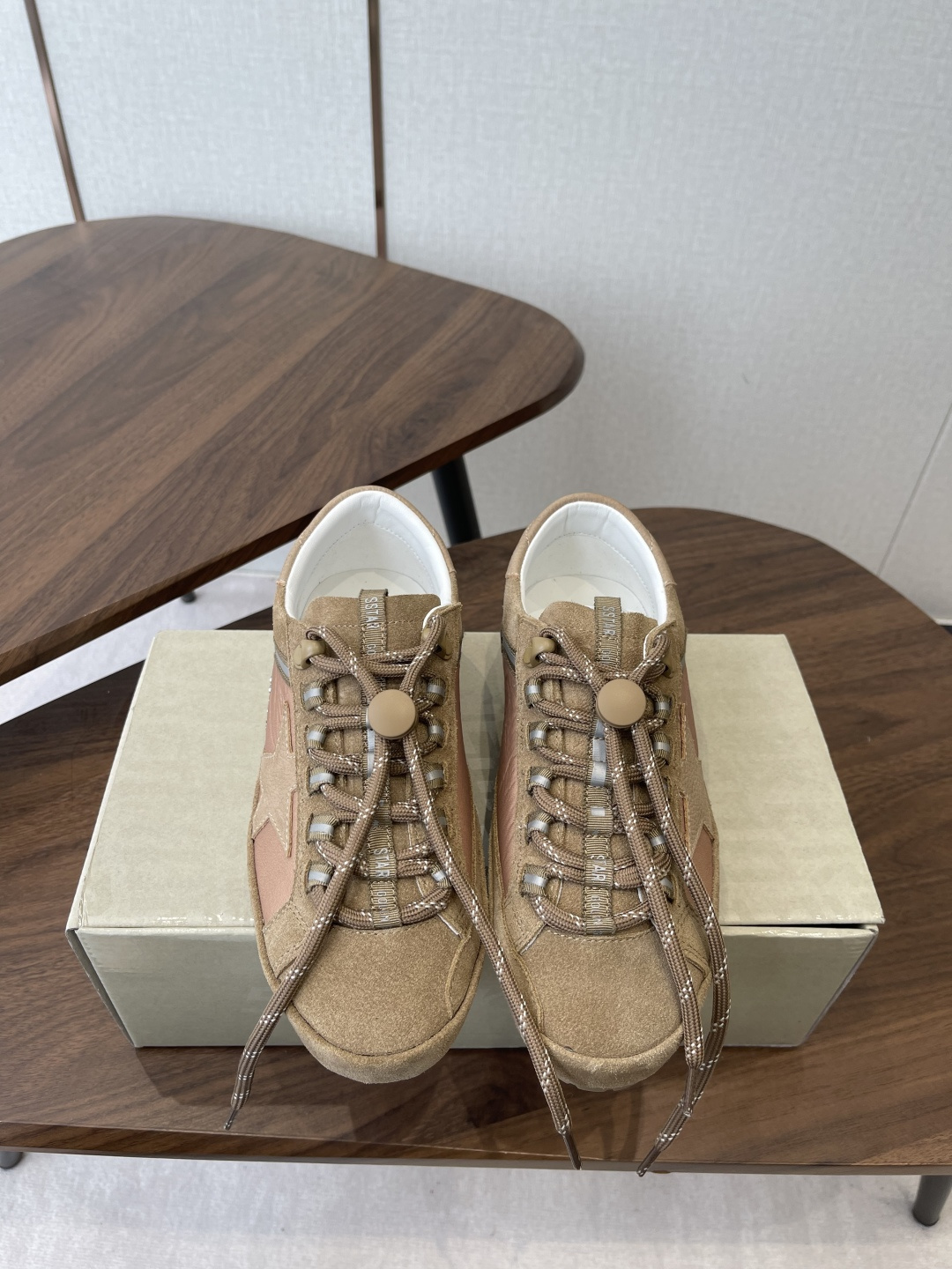 NO:679970,GGDB~~Golden Goose 25ss moral training shoes, the best version on the entire network, don’t accept it and compare #ggdb classic couple’s small dirty shoes~~ It’s so popular that it’s famous for white shoes, and it’s all kinds of dirty shoes!  Celebrity private server foot demonstration × It’s so versatile!  You no longer have to worry about washing your shoes!  The upper is made of original custom-made cowhide (the essence of distressing), lining towel + cowhide foot pad, original mold opening, 3.5cm heightening latex insole... The upper is irregularly hand-polished and distressed, and even the soles are polished and distressed~~ Size #Female 35-40 (40 custom-made, non-refundable), casual shoes/sports shoes, sneakers, cowhide19860909GGDB~~Golden Goose 25ss 德训鞋 全网最好版本不服来比 # ggdb经典情侣款小脏鞋~~火红程度上怼小白鞋,下踩各类小脏鞋！ 明星私服上脚示范 ×就是这么百搭 ！再也不用担心洗鞋的问题啦！ 鞋面原版定制牛皮（做旧精髓所在）内里毛巾+牛皮垫脚,原版开模3.5cm内增高乳胶鞋垫…… 不规则手工打磨做破鞋面,就连鞋底也是打磨做旧的~~ Size#女35-40（40订做不退换）,休闲鞋/运动鞋,sneakers,cowhide,Women's Shoes