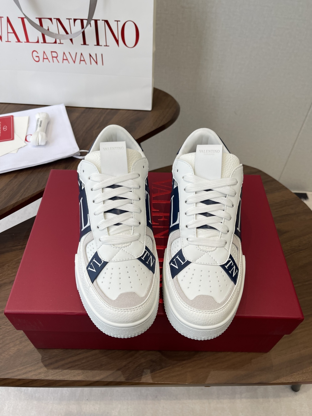 NO:679967,VALENINO Sports Shoes Series 25 Autumn and Winter New Sports Shoes are on sale. The original ZP was purchased and dismantled. Repeated pattern making and modifications try to restore it one to one!  Top luxury masterpiece. Signature rivet design. Soft and comfortable. Brings excellent and elegant texture and excellent foot comfort. Original package with full package. Size: 38-46 (46 pieces are customized and non-refundable), casual shoes/sports shoes, valentino, valentino, sneakers19860909VALENINO华伦 运动鞋系列 25秋冬新款运动鞋 火爆发售 原版ZP入购拆解 反复打版调改 力要一比一还原！ 顶级奢华力作 招牌柳钉设计 柔软舒适 带来卓越优雅的质感 与极佳的上脚舒适感 原版配置全套包装 Size:38-46(46订做不退换),休闲鞋/运动鞋,valentino,valentino,sneakers,Women's Shoes