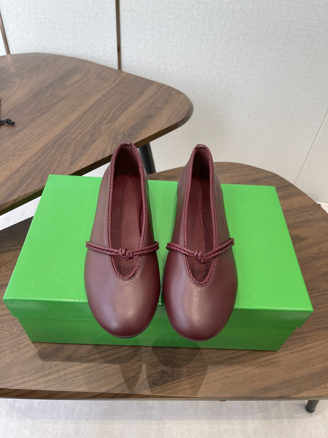 NO:679963,BV Rosa ballet shoes, apricot lambskin, round leather lace, inlaid shoe collar, single shoe series, flat design, soft and comfortable, built-in feet, cloud-like comfort, hand-woven lace, inlaid shoe collar, super soft and comfortable. This classic model is simply bv’s latest ceiling. Colorful and versatile, millimeter strips, shoe collar inlay, hand-woven, high-end, comfortable fabrics made of high-quality lambskin, hand-woven, foot-padded sheepskin lining, comfortable and high-end  The outsole is made of Italian genuine leather outsole & injection molded rubber process, light dyeing process is used for benchmarking, original packaging is used, the shoe bag is printed with rubber logo process, the highest end in the market, hot melt glue is used to shape the toe and the heel is easy to rebound and remains unchanged.19860909BV Rosa 芭蕾舞鞋 杏色 小羊皮 圆皮花边 镶嵌鞋口 单鞋系列 平底设计 柔软舒适 内置垫脚 云朵般舒适 手工编织花边 镶嵌鞋口 超级柔软舒适 这款经典款 简直bv最新天花板啦 彩色百搭 毫米抽条 鞋口镶嵌 手工编织而成 高档 舒适面料选用优质小羊皮 手工编织而成 垫脚羊皮内里舒适高端 大底选用意大利真皮大底&注塑橡胶工艺 运用轻染工艺 对标对版 选用原版包装 鞋子布袋采用印胶logo工艺 市场最高端 采用热熔胶定型鞋头 后跟 易回弹不变 鞋面车线选用意大利电脑针车 做工精细  Size35-42（40 41 42订做不退换）,芭蕾舞鞋,bottega veneta,sheepskin,Leather soles,Women's Shoes