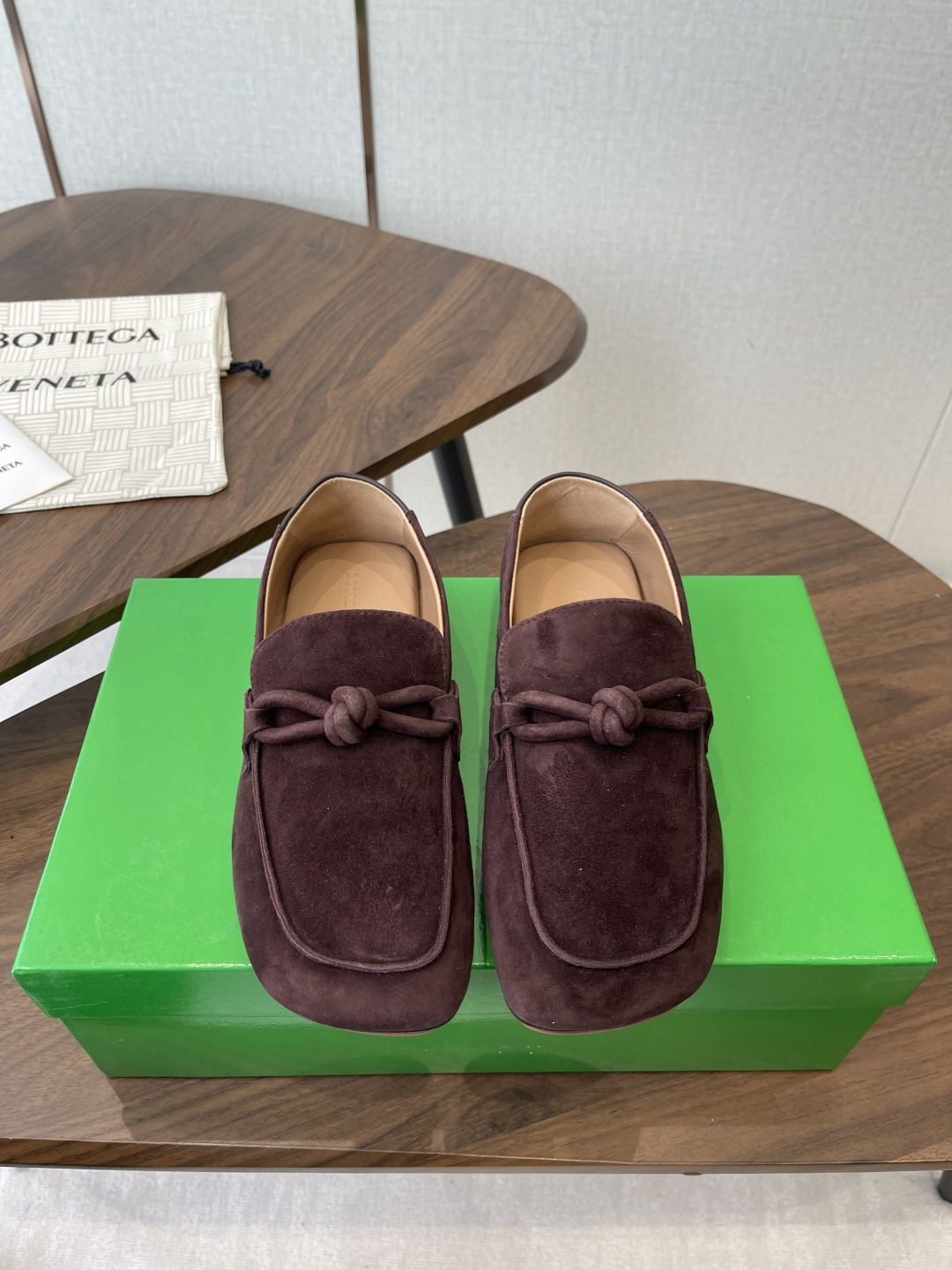 NO:679958,Men's size Bottega Veneta 25ss new autumn and winter style couple style square toe flat heel loafers This pair of woven loafers is high-end and clean with exquisite and textured texture. The slip-on design is super convenient and fashionable and lazy. It can be worn directly when full. It can easily adapt to various styles. Whoever wears it is a fashion trendsetter ~ Suede upper, sheepskin lining, original custom Italian leather outsole  Size 35-44 (women's size 40, men's size 45, custom made and non-returnable), loafers, bottega veneta, bottega veneta, loafers, sheepskin, chamois leather, Leather soles19860909男码Bottega Veneta 葆蝶家 25ss秋冬新款 情侣款 方头 平跟 乐福鞋 这双编织乐福鞋 高级又干净 纹理精致有质感 一脚蹬设计超方便 时髦慵懒感直接拉满 轻松适配各种风格谁穿谁是时尚弄潮儿～ 鞋面麂皮 内里垫脚羊皮 鞋底原版定制意大利真皮大底 码数35-44（女码40,男码45定做不退换）,乐福鞋,bottega veneta,bottega veneta,loafers,sheepskin,chamois leather,Leather soles,Women's Shoes