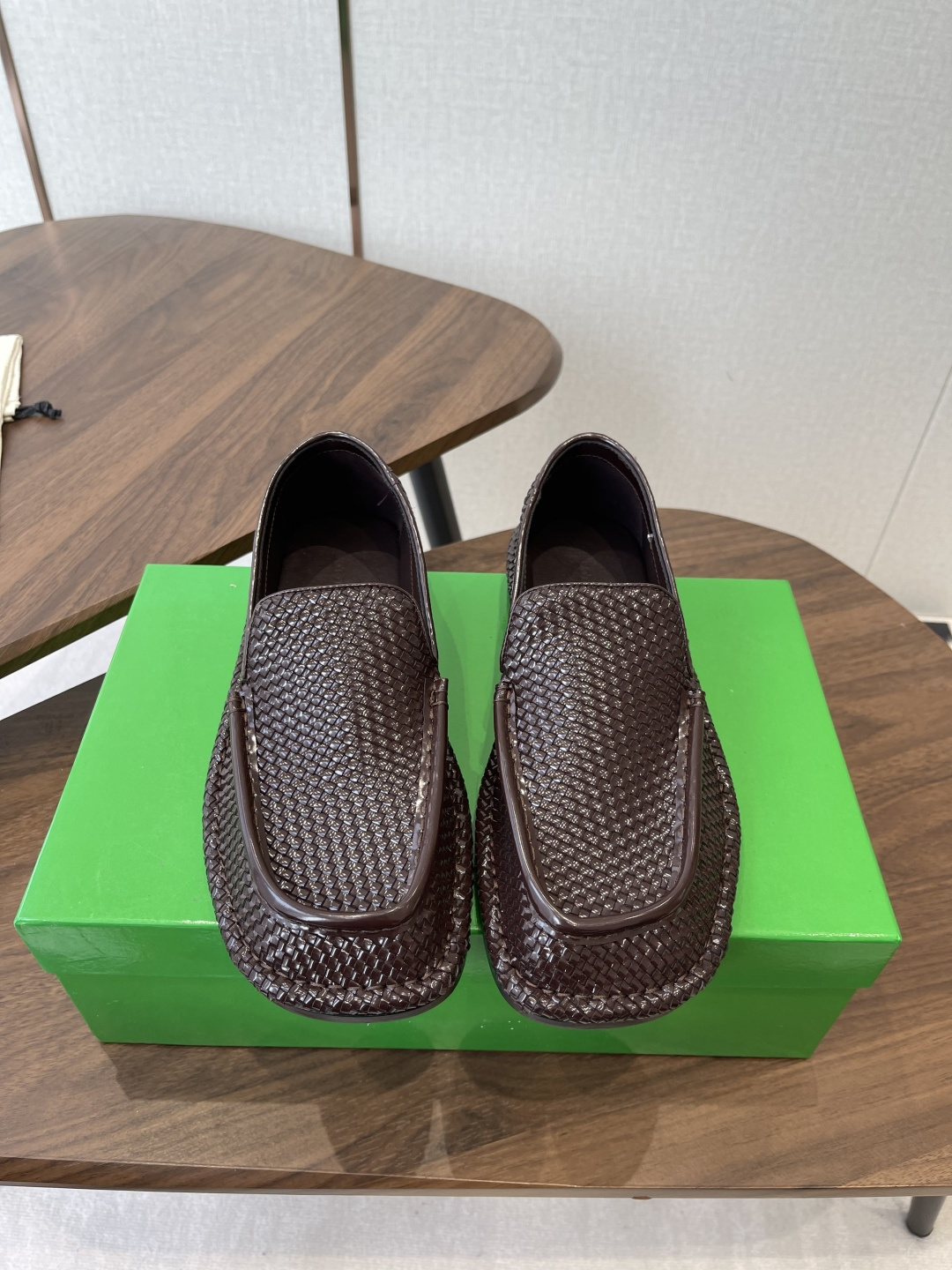 NO:679956,Men's size Bottega Veneta 25ss new autumn and winter style couple style square toe flat heel hand-woven loafers This pair of woven loafers is high-end and clean. The woven texture is exquisite and textured. The slip-on design is super convenient. It has a fashionable and lazy feeling and can be worn directly. It can easily adapt to various styles. Whoever wears it is a fashion trend~ The upper is made of original imported hand-woven lining. The inner sheepskin sole is the original custom-made Italian leather outsole.  Size 35-44 (women's size 40, men's size 45, custom made, non-returnable), loafers, bottega veneta, bottega veneta, loafers, sheepskin, Leather soles19860909男码Bottega Veneta 葆蝶家 25ss秋冬新款 情侣款 方头 平跟 手工编织 乐福鞋 这双编织乐福鞋 高级又干净 编织纹理精致有质感 一脚蹬设计超方便 时髦慵懒感直接拉满 轻松适配各种风格谁穿谁是时尚弄潮儿～ 鞋面采用原版进口手工编织 内里垫脚羊皮 鞋底原版定制意大利真皮大底 码数35-44（女码40,男码45定做不退换）,乐福鞋,bottega veneta,bottega veneta,loafers,sheepskin,Leather soles,Women's Shoes