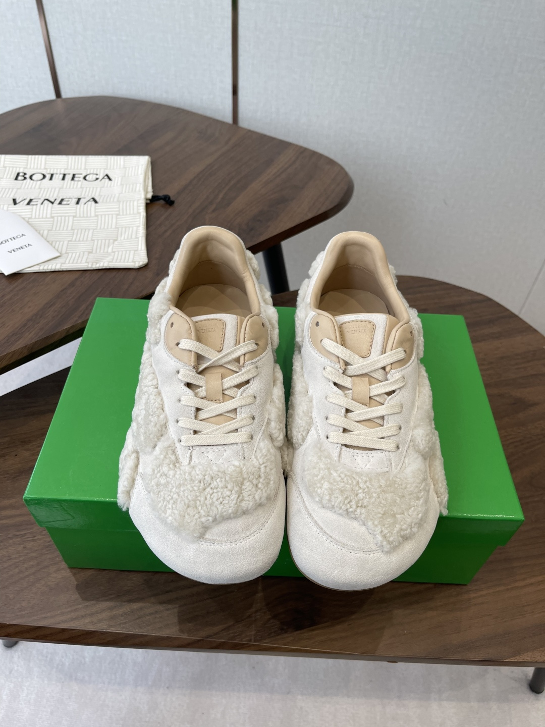 NO:679953,Men's model plus 10 Bottega Veneta Bottega Veneta 25ss autumn and winter show style BV Orbit sneakers, fur shoes, Wang Yibo's same style, casual shoes for couples and dad shoes!  Runner sneakers!  Original purchase and development!  Made of original lightweight technical mesh fabric, the same as the original version!  The process is complicated!  Matched with a geometric pattern designed rubber outsole, the high version of the Wang Zha series is actually much taller, but still shows slender legs. Very nice. Playable and durable, benchmarked and matched. Package shoe technology. Look for the high version. The original outsole is exclusively molded, and the color matching TPU outsole is used. The material and weight are the same as the original!  Size: #Female 35-41 (40 41 customization is not returnable) Men 39-45 (45 size customization is not returnable), casual shoes/sports shoes,bottega veneta,bottega veneta,bottega veneta,sneakers19860909男款加10Bottega Veneta葆蝶家25ss秋冬秀款BV Orbit运动鞋 毛毛鞋 王一博 同款 情侣款休闲鞋老爹鞋！Runner运动鞋！原版购入开发！ 采用原版轻质科技网布面料,原版一致！工艺复杂！ 搭配几何图案设计橡胶外底 王炸系列 高版本 实际增高很多哦,还是一样显腿细 非常nice.耐玩耐造,对标对版 套包鞋工艺 认准高版本 大底原版独家开模,选用拼色TPU大底,材质重量原版一致！ Size:#女35-41（40 41定制不退换） 男39-45(45码定制不退换),休闲鞋/运动鞋,bottega veneta,bottega veneta,bottega veneta,sneakers,Women's Shoes