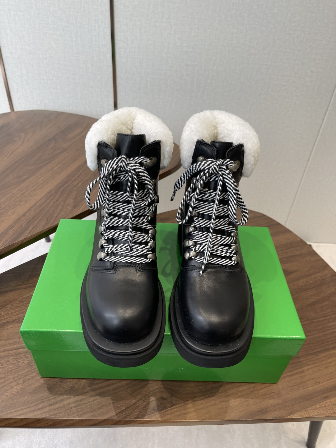 NO:679975,Bottega Veneta's latest and top version of the market's highest version of BV lace-up rhubarb boots, flat short boots, accept material comparison, shoe type comparison, craftsmanship comparison, the best trend is practical and handsome, this season's popular work boots are the best products that 'kill two birds with one stone'. The 90s style has made a strong comeback this season, which can not only add a cool and tough look to sleeveless summer dresses, but also suitable for pairing with jeans and mid-length skirts. The most popular rhubarb boots this autumn and winter  Nowadays, everyone must buy a pair. Original outsole injection molding. Fabric imported suede/imported cowhide. Lining lining. Size# female 35-40 (40 custom-made, non-refundable and non-exchangeable), snow boots, bottega veneta, bottega veneta, boots, skirts, jeans, cowhide, chamois leather19860909Bottega Veneta 最新、顶级版市场最高版本的BV 系带大黄靴 平底短靴 接受材质对比 鞋型对比 工艺对比 最好的潮流是实穿又帅气的,本季流行的工装靴即是“一箭双雕”的精品 90 年代风在本季强势回潮,既可为无袖夏日连衣裙添一份酷感硬朗,亦适宜搭配牛仔裤和中长半身裙. 今年秋冬最流行的大黄靴 时下每人必入一双 原版大底注塑 面料进口麂皮/进口牛皮 内里毛里 Size#女35-40（40 定做 不退不换）,雪地靴,bottega veneta,bottega veneta,boots,skirts,jeans,cowhide,chamois leather,Women's Shoes