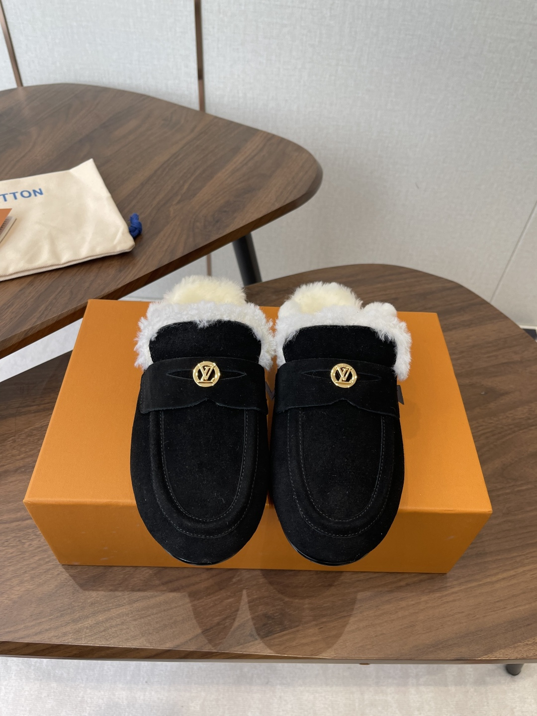 NO:679973,Louis Vuitton lv's latest autumn and winter cute wool half-flop single shoes snow boots Birkenstock shoe body, integrating fashionable and desirable elements!  The uppers are hand-sewn with leather strips, highlighting the charm of handmade work. The inner lining is made of fur, so it doesn’t feel too comfortable to wear. Wear it with socks and it looks great!  Colorado suede cow leather has a velvet texture and is paired with a soft and warm shearling lining. The LV letter stitching on the upper and the inscribed buckle on the adjustable shoelaces enrich the brand details. The lightweight micro outsole completes the trendy style. The sole is made of foam material and feels light and comfortable on the feet!  Perfect work for autumn and winter!  Size35-41 (40 41 custom-made, non-returnable), half-flop furry shoes, louis vuitton, louis vuitton, boots, cowhide, socks19860909Louis Vuitton lv最新秋冬可爱 羊毛 半拖 单鞋 雪地靴 勃肯鞋型体,把时髦想要的元素融为一体！ 鞋面用皮条纯手工缝制,彰显手工作品的魅力 内里皮毛一体材质,穿起来不要太舒服呀、配个袜子穿、好看死了！ Colorado 绒面牛皮革呈现丝绒质感,搭配柔暖羊毛皮内衬.鞋面的LV字母缝线和可调节鞋带的铭纹搭扣共同丰富品牌细节,轻盈微型外底完善潮流格调. 鞋底发泡材质的,脚感轻盈舒适！ 秋冬满分 作品！ Size35-41（40 41订做不退换）,半拖毛毛鞋,louis vuitton,louis vuitton,boots,cowhide,socks,Women's Shoes