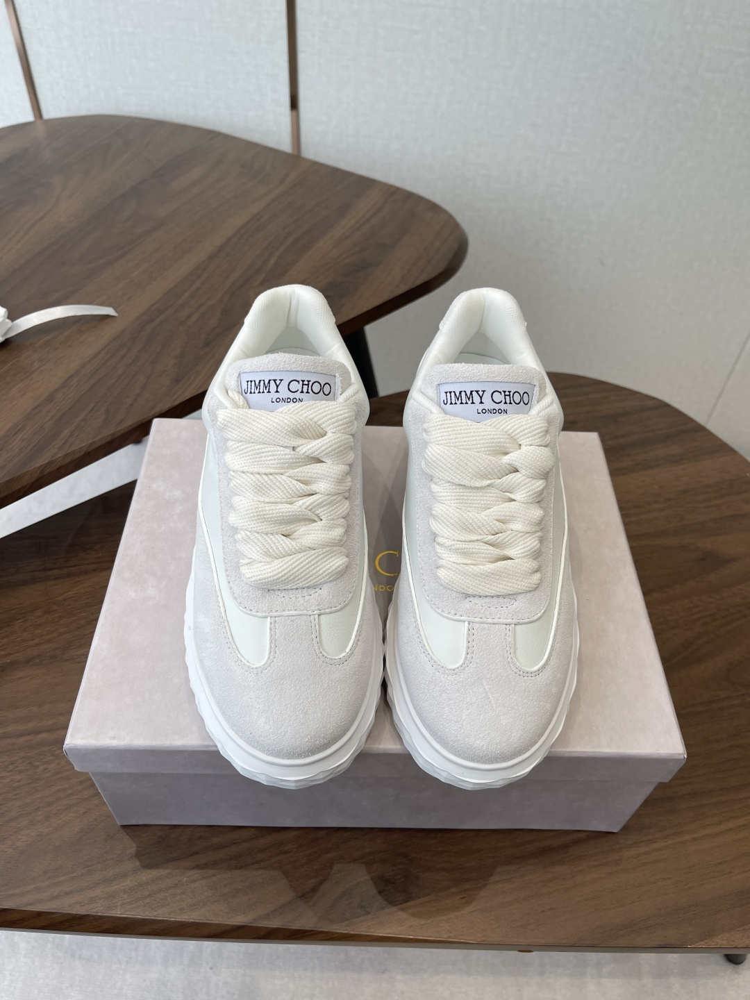 NO:680385,Jimmy Choo 25ss latest casual shoes, the flagship series of the counter!  Purchasing agent level!  The fabrics are made of original uniform suede and imported cowhide, with jc elements of pearl embroidery and diamond craftsmanship, a unique series combination!  Super comfortable on the feet!  Top quality sheepskin lining!  The outsole is the original molded TPU outsole Size 35-40 (40 is custom-made and non-returnable), casual shoes/sports shoes, jimmy choo, sneakers, cowhide, sheepskin, chamois leather19860909Jimmy Choo 25ss 最新休闲鞋,专柜主打系列！代购级别！ 面料选用原版一致麂皮 进口牛皮 搭配jc元素的珍珠刺绣襄钻工艺,绝绝子的系列组合！上脚超级舒适！内里顶级羊皮！ 大底是原版开模TPU大底 Size35-40（40订做不退换）,休闲鞋/运动鞋,jimmy choo,sneakers,cowhide,sheepskin,chamois leather,Women's Shoes