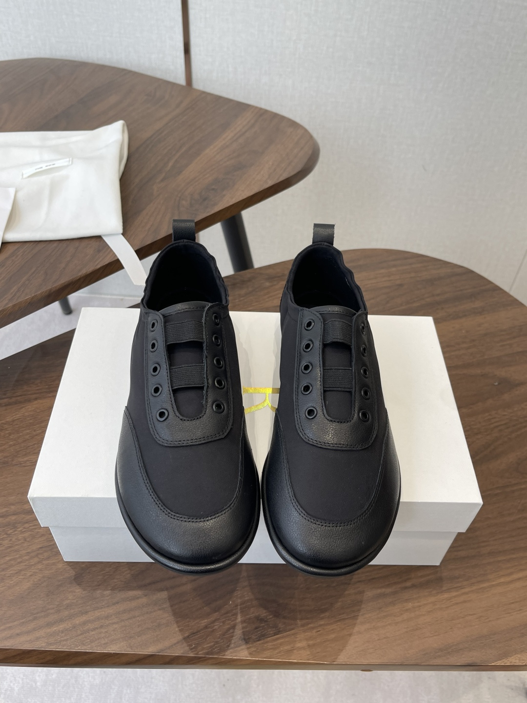 NO:680382,The Row25ss new minimalist flat-soled elastic webbing casual shoes made in Guangdong are made of high-quality calfskin leather, which is soft and breathable. Some styles are unlined and have a stronger skin-fitting feel. The round-toe shoe last design, the shoe body is widened and the inside has a slight slope, which does not squeeze the feet but also visually slims down, and is suitable for a variety of foot types.  The traditional shoelaces are eliminated and elastic webbing design is used instead. It can be put on and taken off with one step, taking into account practicality and simplicity. The main color is black, off-white and other neutral low-saturated colors, continuing the brand's minimalist aesthetic of 'low-key luxury' and suitable for various wearing scenarios such as leisure and commuting. The upper is imported vegetable tanned calfskin/nylon, the lining is sheepskin, the outsole is TPU, and the heel height is 2cm.  size 35-40 (customized sizes 40 are non-refundable), casual shoes/sports shoes, sneakers, cowhide, sheepskin19860909莞产The Row25ss新款极简平底弹力织带休闲鞋 采用小牛皮优质皮革,触感柔软且透气,部分款式为无内里设计,贴肤感更强.圆头鞋楦设计,鞋身加宽且内侧带微坡度,不挤脚还能视觉显瘦,适配多种脚型. 取消传统鞋带,改用弹力织带设计,一脚蹬即可穿脱,兼顾实用性与简约感.主打黑、米白等中性低饱和色调,延续品牌“低调奢华”的极简美学,适配休闲、通勤等多种穿搭场景. 鞋面进口植鞣小牛皮/尼龙 内里羊皮 大底TPU大底 跟高2cm size35-40码（40码定制不退换）,休闲鞋/运动鞋,sneakers,cowhide,sheepskin,Women's Shoes