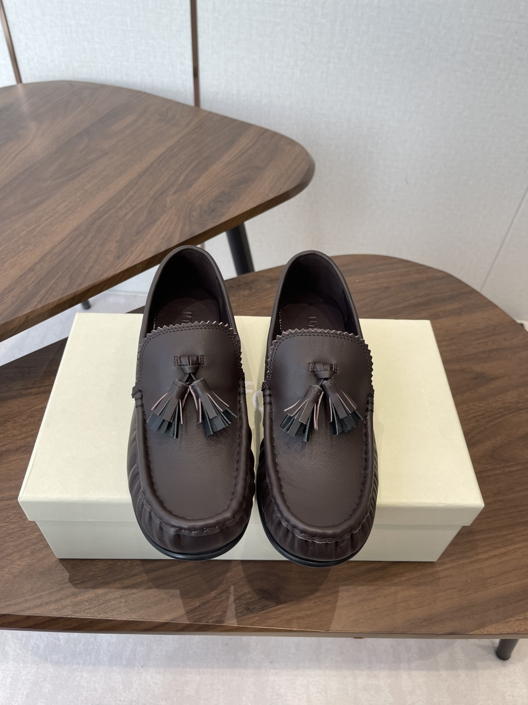 NO:693520,Unfolio, a niche fashion brand, 26ss early spring new model, micro pleats, tassels, loafers. The tassels of traditional tassel loafers are often plump, elegant, and even slightly dramatic. UNFOLIO's processing method is 'purification' and 'simplification'. The decorative nature of the tassels is weakened, and the structural sense is strengthened, as if they are precision parts that naturally grow from the shoe body, rather than being added later.  This treatment allows the tassels to break away from the inherent impression of 'college emblem' and become a restrained dynamic embellishment. This pair of shoes perfectly interprets 'bookish cool'. It has the intellectual heritage of loafers and is a single product that injects a contemplative atmosphere into daily wear. The upper is made of original imported cowhide/cow suede and the lining is sheepskin. The outsole is an original custom-made Italian leather outsole.  Size 35-39 (40 is custom-made and cannot be returned or exchanged), loafers, loafers, cowhide, sheepskin, Leather soles19860909Unfolio 小众潮牌 26ss早春新款 微褶皱 流苏 乐福鞋 传统流苏乐福鞋的流苏往往丰盈、飘逸,甚至略带戏剧性.UNFOLIO的处理方式则是 “提纯”与“精简”.流苏的装饰性被弱化,结构感被强化 仿佛是从鞋身自然生长出的精密部件,而非后加的装饰. 这种处理让流苏脱离了“学院徽章”的固有印象,成为一种克制的动态点缀. 这双鞋完美诠释了 “书卷气的酷” .既有乐福鞋自带的知性底蕴,是一件为日常着注入了沉思氛围的单品. 鞋面采用原版进口牛皮/牛反绒 内里垫脚羊皮 大底原版定制意大利真皮大底 码数35-39（40定做不退换）,乐福鞋,loafers,cowhide,sheepskin,Leather soles,Women's Shoes