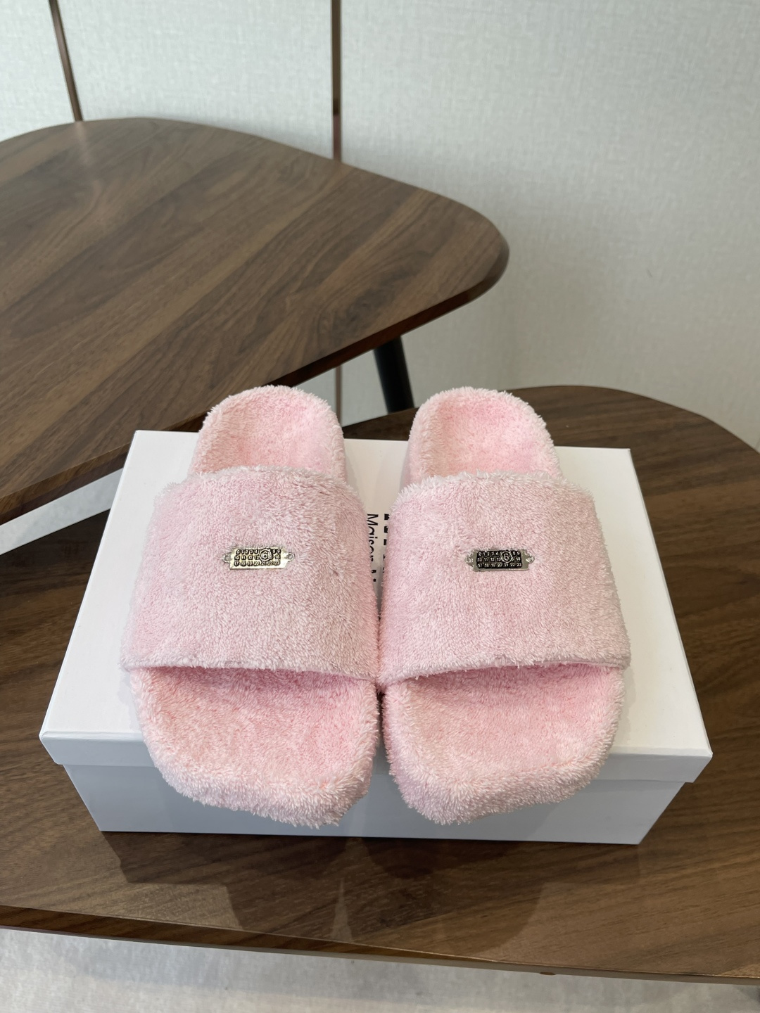 NO:693514,Maison Margiela 26ss thick-soled flat-top plush slippers have soft and fluffy suede, strong skin-friendliness, and feel like stepping on clouds; the soles are made of rubber, non-slip and wear-resistant, and are practical for home and outings. The inner lining and insole are wrapped in the same material, without the problem of hard edges rubbing on the feet, and have excellent warmth in winter. The shoe body is equipped with Margiela's iconic number label, which is low-key and brand-recognizable; the classic one-strap slipper version is simple and neat.  The colors are rich, covering black, off-white, caramel brown, pink, bright yellow, etc. There are both basic and versatile styles, as well as eye-catching candy colors, suitable for different dressing styles. The version is flat and loose, which does not squeeze the feet and is suitable for a variety of foot types. It can be worn at home, commuting, shopping and other scenes. Cashmere cloth on the upper, cashmere cloth on the lining, rubber outsole, 3cm higher  size 35-40 (customized sizes 40 are non-refundable), furry shoes and slippers, masion margiela, slippers19860909Maison Margiela26ss厚底平头毛绒拖鞋 绒面柔软蓬松,亲肤性强,脚感如同踩在云朵上；鞋底为橡胶材质,防滑耐磨,兼顾居家与外出的实用性.内里与鞋垫同材质包裹,无硬边磨脚问题,冬季穿着保暖性优异.鞋身带有马吉拉标志性的数字标签,低调又具品牌辨识度；经典一字带拖鞋版型,简约利落. 配色丰富,涵盖黑色、米白、焦糖棕、粉色、明黄等,既有基础百搭款,也有亮眼的糖果色选择,适配不同穿搭风格.版型为平底宽松款,不挤脚且适配多种脚型,居家、通勤、逛街等场景均可穿着. 鞋面羊绒布 内里羊绒布 大底橡胶大底 增高3cm size35-40码（40码定制不退换）,毛毛鞋拖鞋,masion margiela,slippers,Women's Shoes