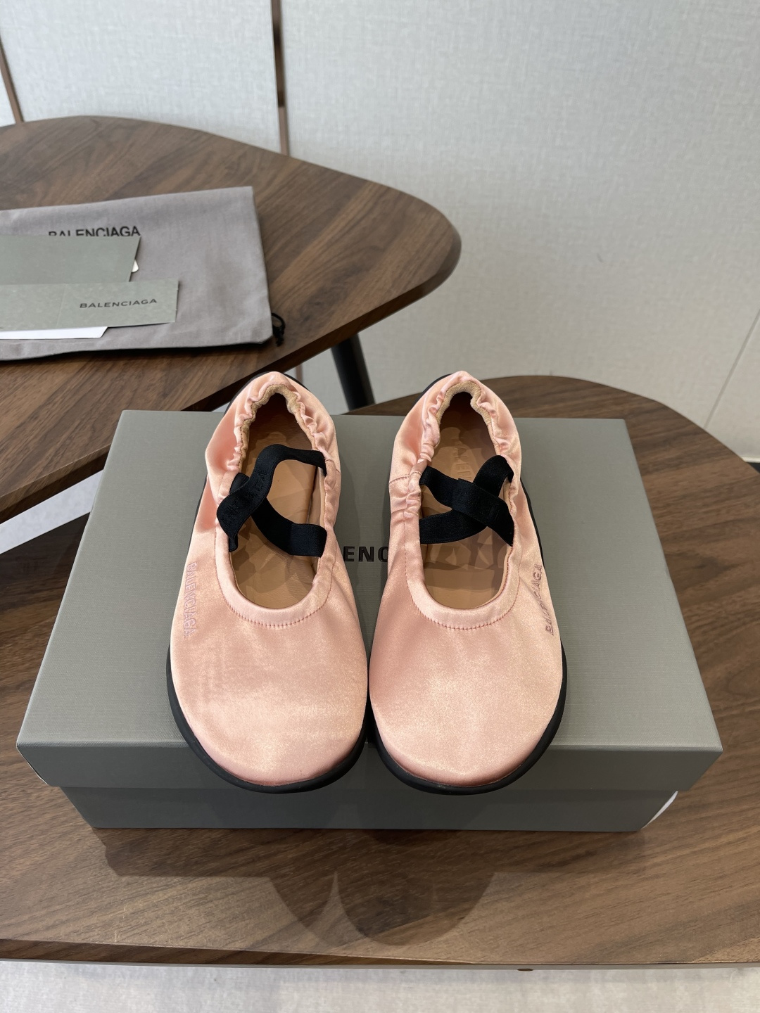 NO:693512,Balenciaga26ss classic round-toe flat-soled elastic strap ballet shoes are a replica of the classic ballet shoe shape, with a round toe + shallow mouth design and cross elastic straps, which not only retains the elegance of the ballet shoes, but also integrates the brand's street trend tone; the low-key Balenciaga letter logo is embossed on the side of the shoe body, and the recognition is hidden in the details.  The shoe is designed with a soft sole and flat heel. The sole is made of elastic rubber material, which has good bending properties and no weight-bearing feeling when walking for a long time. The wide-last toe box is highly tolerant to the foot shape and can also be adapted to people with wide or fat feet. The elastic design of the elastic strap is easy to put on and take off and can fit different ankle thicknesses, taking into account both beauty and practicality. Satin upper, sheepskin lining, rubber outsole, 2cm higher  size 35-40 (40 sizes are not returnable or exchangeable), ballet shoes, balenciaga, sheepskin, silk fabric19860909Balenciaga26ss经典圆头平底松紧绑带芭蕾舞鞋 复刻经典芭蕾舞鞋版型,圆头+浅口设计,搭配交叉松紧绑带,既保留芭蕾鞋的优雅感,又融入品牌街头潮流调性；鞋身侧面压印低调的Balenciaga字母标识,辨识度暗藏细节里. 鞋型为软底平跟设计,鞋底采用弹性橡胶材质,弯折性好,长时间行走无负重感；宽楦鞋头对脚型包容度高,脚宽、脚胖人群也能适配.松紧绑带的弹性设计,穿脱便捷且能贴合不同脚踝粗细,兼顾美观与实用性. 鞋面绸缎 内里羊皮 大底橡胶大底 增高2cm size35-40码（40码定制不退换）,芭蕾舞鞋,balenciaga,sheepskin,silk fabric,Women's Shoes