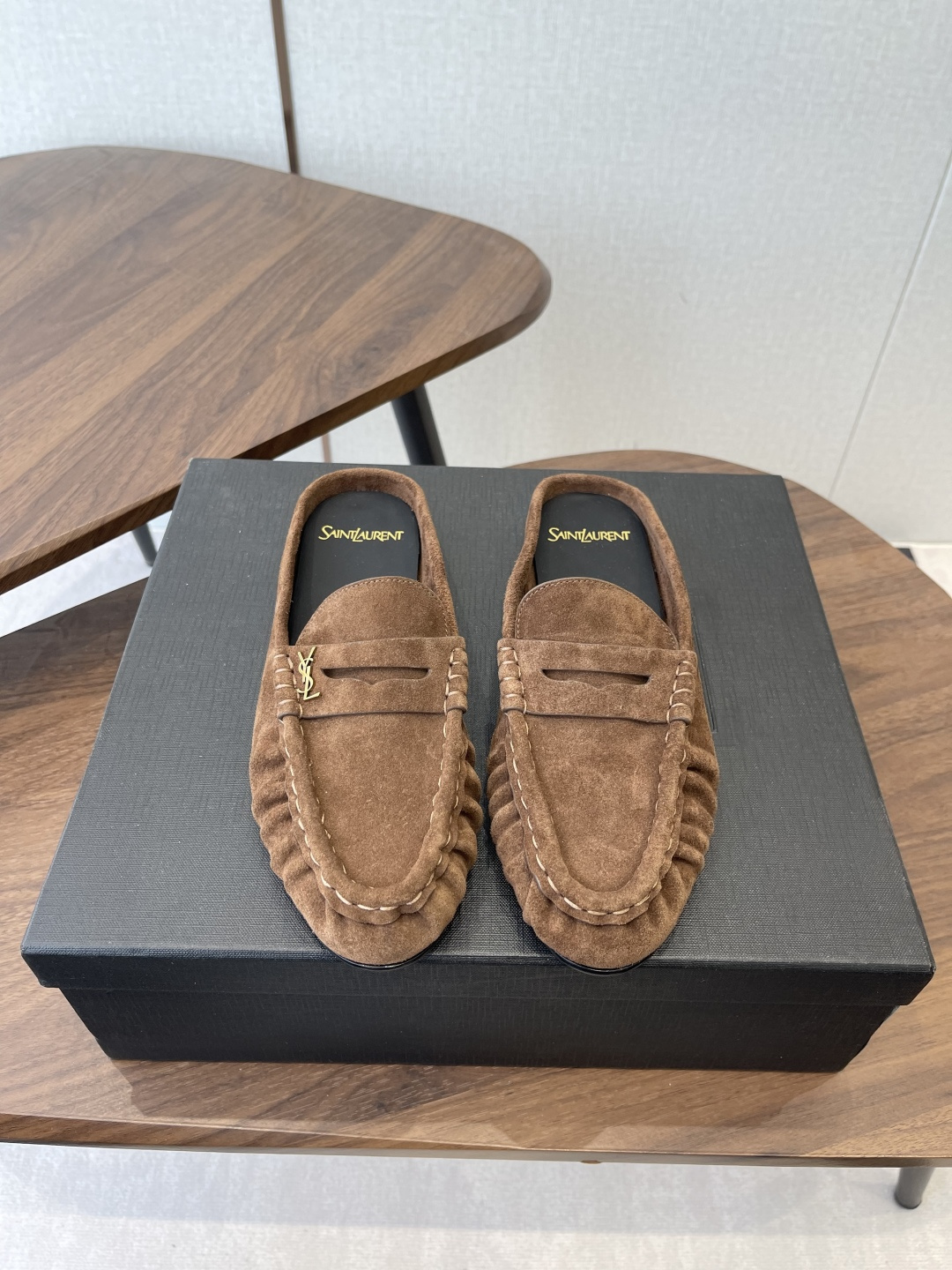 NO:693508,Half-flop loafers Saint Laurent 25ss classic loafers half-flop small leather shoes Loafers Super super invincible and popular style. The hardware buckles of each layout in our house need to be molded and customized at 1:1!  The size and texture are exactly the same as the original. The upper material is made of imported open-edge beaded calfskin. The inner leather is genuine sheepskin. The tiptoe is made of comfortable and soft tiptoe sheepskin. The sole is the original 1:1 custom-made leather outsole, which is perfect and very comfortable on the foot. The foot feels great, and whether you wear it with jeans, a small suit, or a skirt, it can be matched with a natural, authentic full package, Italian genuine leather outsole. Size35-41 (40 41  Custom-made (non-refundable), loafers half-flop, saint laurent, saint laurent, loafers, skirts, jeans, cowhide, sheepskin, Leather soles19860909半拖 乐福鞋 Saint Laurent 圣罗兰 25ss经典乐福半拖小皮鞋 乐福鞋 超级超级无敌火爆的一个款这款我们家每个版面的五金扣都要开模1:1定制！ 大小质感与原版完全一致鞋面材质采用进口开边珠小牛皮制作而成,内里真皮羊皮,踮脚为舒服柔软的踮脚羊皮 鞋底为原版1:1定制真皮大底、简直完美到爆、而且上脚效果非常舒服,脚感很棒,而且无论你搭配牛仔裤,小西服,裙子,都能搭配自然、正品全套包装、意大利真皮大底 Size35-41（40 41 订做不退换）,乐福鞋半拖,saint laurent,saint laurent,loafers,skirts,jeans,cowhide,sheepskin,Leather soles,Women's Shoes