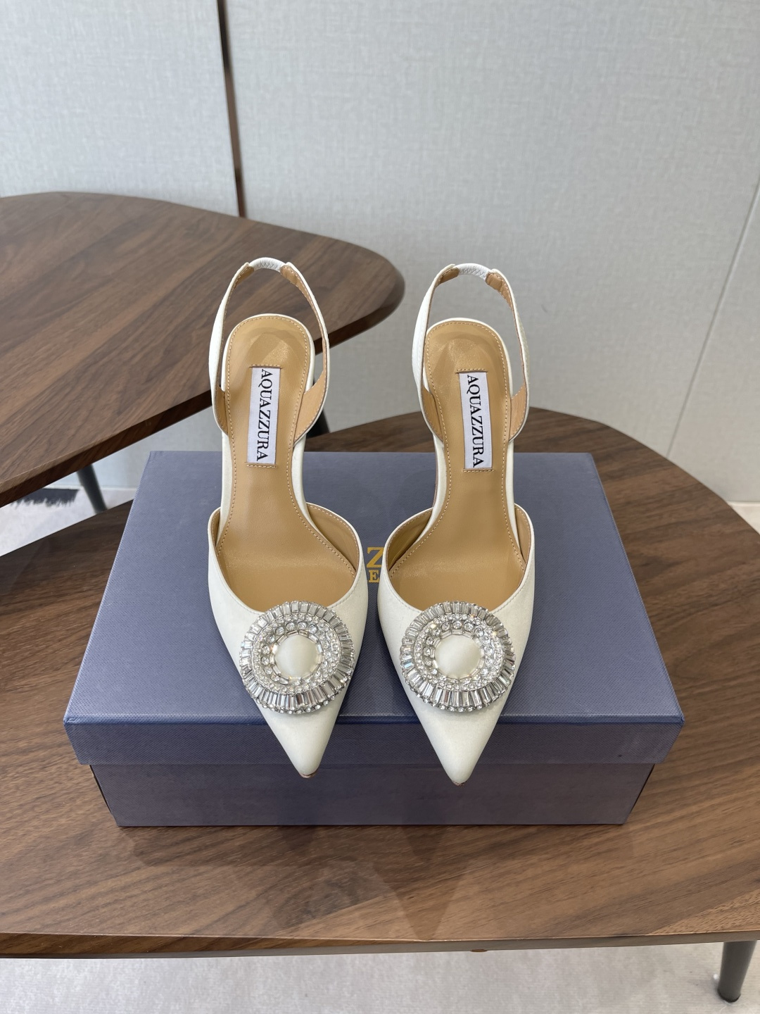 NO:693505,Aquazzura 26ss Stunning and popular model, pineapple. The royal family loves elegance, elegance, cabinet-level quality. Imported silk, bright and chic rhinestone buckles, lambskin lining, Italian genuine A-grade leather outsole. Heel height 10cm. Size#34-42 (34 40 41 42, custom-made, non-refundable), high-heeled sandals, sandals, high  heels,sheepskin,real silk,Leather soles19860909Aquazzura 26ss 惊艳火爆款、菠萝 王室贵族的钟爱雍容华贵、气质高雅、到手如图柜级品质 进口真丝 璀璨别致水钻饰扣、小羊皮内里、意大利真A级真皮大底 跟高10cm Size#34-42（34 40 41 42 定做不退换）,高跟鞋凉鞋,sandals,high heels,sheepskin,real silk,Leather soles,Women's Shoes