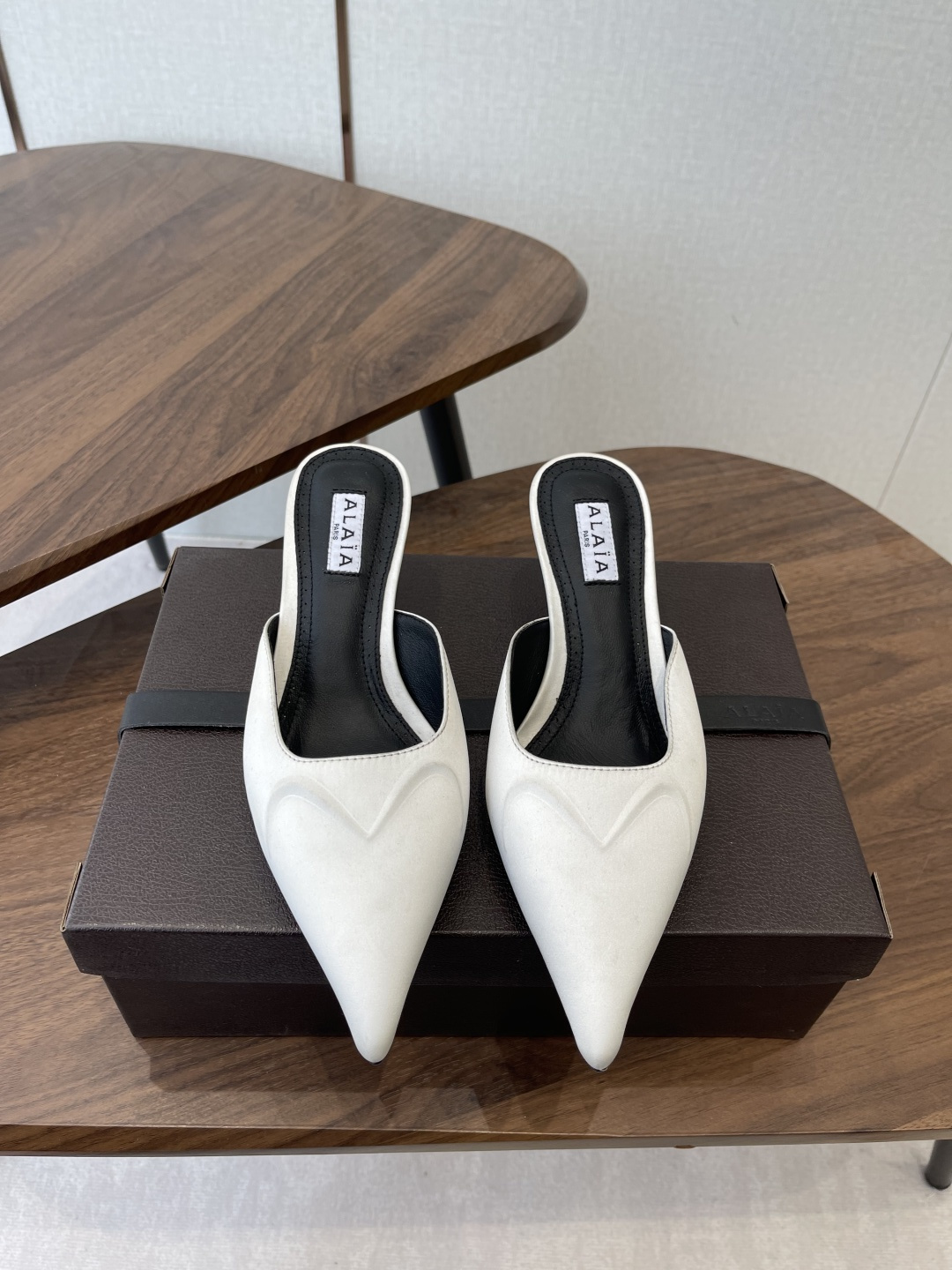 NO:693504,Alaa26ss pointed-toe Muller small high-heeled shoes and half-drags adopt an extremely sharp pointed-toe silhouette with a Muller heelless design. The shoe body has three-dimensional cutting lines with geometric splicing. Some models incorporate the brand's iconic snake scale texture splicing. The 5cm curved stiletto heel has both an architectural feel and elegance.  The upper is mainly made of calfskin and patent calfskin, and the lining is made of soft lambskin. It has rich colors and high saturation, which has both visual impact and versatility. The minimalist Muller style can be suitable for exquisite dressing scenes such as dinner parties and luxury social events. Upper sheepskin Lining sheepskin Outsole Genuine leather outsole Increased by 5cm  soles19860909Alaa26ss尖头穆勒小高跟鞋半拖 采用极致锐利的尖头廓形搭配穆勒无后跟设计,鞋身有几何拼接的立体剪裁线条,部分款型融入品牌标志性的蛇鳞纹理拼接,5cm的弧形细高跟兼具建筑感与优雅度. 鞋面以小牛皮、漆皮小牛皮为主,内里选用柔软的小羊皮,配色丰富且饱和度高,兼具视觉冲击力与百搭性,极简的穆勒款式可适配晚宴、轻奢社交等精致穿搭场景. 鞋面羊皮 内里羊皮 大底真皮大底 增高5cm size35-40码（40码定制不退换）,半拖高跟鞋,high heels,cowhide,sheepskin,Leather soles,Women's Shoes