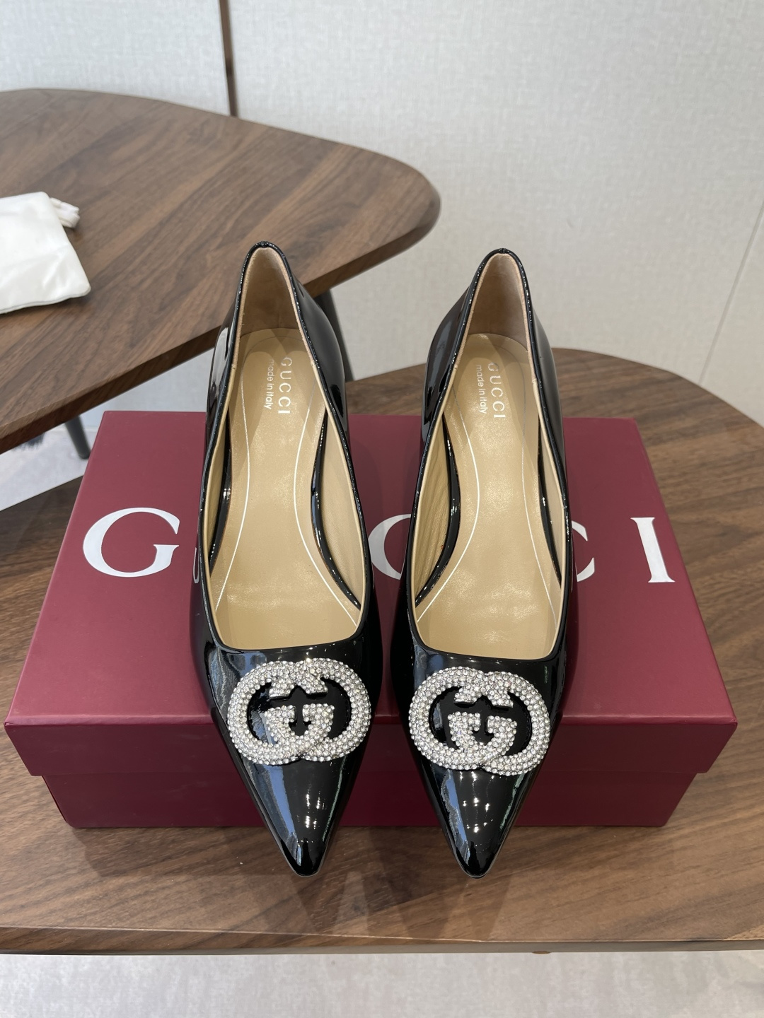 NO:693503,Gucci Gucci 26ss new flagship series is finally released, and the products are worth looking forward to!  Original classic, create new design, BS new style, classic double G rhinestone pointed high heels, purchasing agent level!  Full of high-end feel!  A favorite among bloggers at home and abroad, it is retro and fashionable, easy to wear and looks great on your feet!  The official website mainly recommends, new colors are constantly updated ━━━━━t ━━━━━ Upper original high-customized beef tendon/cow patent leather Lining: Imported sheepskin lining Outsole Original Italian leather outsole Heel height 5.5cm Shoe size: 35-42 (41.42 can be customized), high-heeled shoes, gucci, gucci, high  heels,sheepskin,leather soles19860909Gucci古驰 26ss 新款 主打系列终于面世,狠货值得期待！原有的经典 创造新设计 BS新款 经典双G水钻尖头高跟鞋 代购级别！高级感十足！国内外博主刷爆的一款,复古又时髦 穿搭简便 上脚美炸了！官网主推,新色持续更新 ━━━━━ t ━━━━━ 鞋面原版高定制牛筋/牛漆皮 内里: 进口羊皮里 大底原版意大利真皮大底 跟高5.5cm 鞋码: 35-42（41.42可定制）,高跟鞋单鞋,gucci,gucci,high heels,sheepskin,Leather soles,Women's Shoes