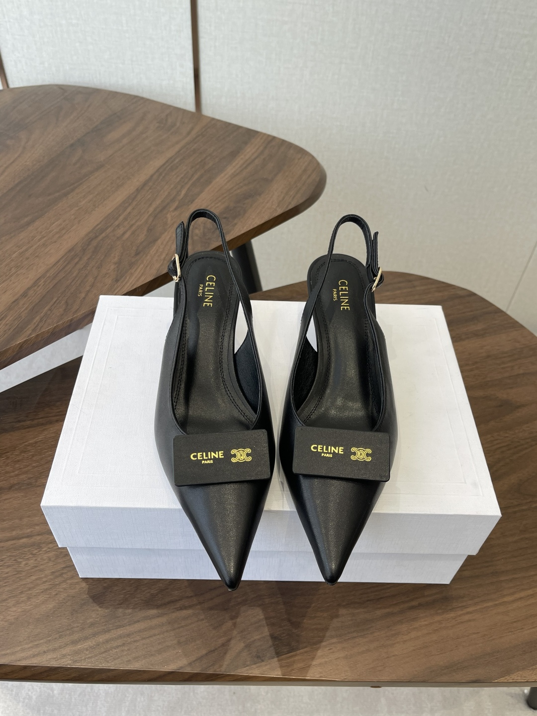 NO:693502,Celine26ss back strap pointed toe high heels are fully wrapped in sheepskin to reduce the problem of foot grinding. The toe is reinforced to improve wearability. The classic pointed toe + back strap Mule shoe shape has an extremely long and slender tip, which can elongate the leg line; the square patch on the toe is printed with Celine's iconic Triomphe metal logo, making it highly recognizable.  The style combines French elegance and modern simplicity. It can be matched with dresses, suits, jeans, etc., and is suitable for commuting, dating, dinner and other scenes. The shoe shape is narrow-last design, which fits the foot shape but is generally tolerant to wide feet. It is recommended to try it on or choose a half size larger. Sheepskin upper, sheepskin lining, Italian leather outsole, size 35-41 (customized sizes 40 and 41 are not returnable), heel height 6cm, sandals, celine, celine, sandals, high  heels,skirts,jeans,business suit,sheepskin,Leather soles19860909Celine26ss后绊带尖头高跟鞋 内里是羊皮全包裹设计,减少磨脚问题,鞋尖做了加固处理,耐穿性提升.经典尖头+后绊带穆勒鞋型,尖头极致修长,能拉长腿部线条；鞋头处的方形饰片印有赛琳标志性的Triomphe凯旋门金属logo,辨识度拉满. 风格兼具法式优雅与现代简约,可搭配连衣裙、西装、牛仔裤等,适配通勤、约会、晚宴等多种场景.鞋型为窄楦设计,贴合脚型但对宽脚型包容度一般,建议试穿或选大半码. 鞋面羊皮 内里羊皮 大底意大利真皮大底 size35-41码（40、41码定制不退换） 跟高6cm,凉鞋,celine,celine,sandals,high heels,skirts,jeans,business suit,sheepskin,Leather soles,Women's Shoes