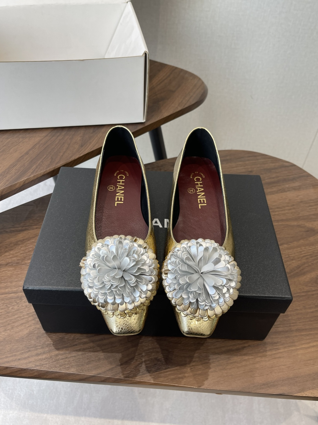 NO:693500,(Original airplane box 10) Chanel26ss spring and summer camellia decorated back strap flat shoes adopt the back strap high-heeled style, square toe shoe design, simple and neat lines; the back strap is a thin elastic design that fits the heel, taking into account the convenience and fit of putting on and taking off.  The three-dimensional flower on the toe is the core decorative highlight. The white model has flowers of the same color, the black model has black flowers, and the gold model has white flowers. The color combination creates a visual contrast; the inner sole of the shoe is printed with the golden 'CHANEL' brand logo, continuing the brand's classic exquisite craftsmanship and recognition. Sheepskin upper, sheepskin lining, outsole, genuine leather, increased by 1.5cm, size 35-41 (customized sizes 40 and 41 are not returnable), single shoes, chanel, high  heels,sheepskin,leather soles19860909(原版飞机盒10)Chanel26ss春夏山茶花装饰后绊带平底单鞋 采用后绊带高跟鞋款式,方头鞋型设计,线条简约利落；后绊带为细带弹性设计,贴合后跟,兼顾穿脱便捷性与贴合度. 鞋头的立体花朵是核心装饰亮点,白色款配同色花朵、黑色款配黑色花朵、金色款配白色花朵,色彩搭配形成视觉反差；鞋内底印有金色“CHANEL”品牌标识,延续品牌经典的精致工艺与辨识度. 鞋面羊皮 内里羊皮 大底真皮大底 增高1.5cm size35-41码（40、41码定制不退换）,单鞋,chanel,high heels,sheepskin,Leather soles,Women's Shoes