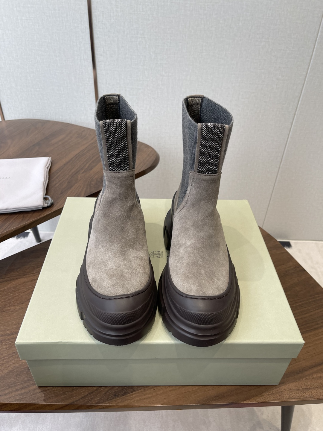 NO:693496,Brunello Cucineli ss25 new arrival from Wanguan~ Brunello Cucineli | New Martin boots for autumn and winter. Handsome and comfortable on the feet. You must have a pair of BC boots in autumn and winter. BC brand shoe design basically does not have a 1og0 logo. The style is mainly beige and gray tones. It is very low-key and luxurious, full of high-end. It is a pronoun for niche and tasteful shoes~  Although it combines different materials and colors, there is no sense of violation and it is not exaggerated at all. Instead, it makes people feel comfortable visually!  The bc family has the ability to combine different colors and materials without any obvious sense of season. It can satisfy you when you wear it at any time. Suze: #35-40 (custom-made for 40 yuan, non-refundable), boots, brunello cucinelli, chanel, boots19860909莞产Brunello Cucineli ss25new arrival～ 布鲁内诺库奇内利｜秋冬新款马丁靴 上脚帅气舒适 秋冬一定要有一双Bc的战靴 BC家的品牌鞋子设计基本没有啥1og0标识, 风格主要以米色 灰色 色调为主,非常低调奢华,高级感满满 小众有品位的代词～鞋子 虽然结合了不同材质不同颜色,但是没有任何违和感,一点也不夸张,反而让人在视觉上感觉舒适！ bc家就是有能力把不同的颜色和材质结合,但又不会有明显的季节感,在任何时候拿出来穿都能让你满意 Suze: #35-40 (40定做不退换）,靴子,brunello cucinelli,chanel,boots,Women's Shoes