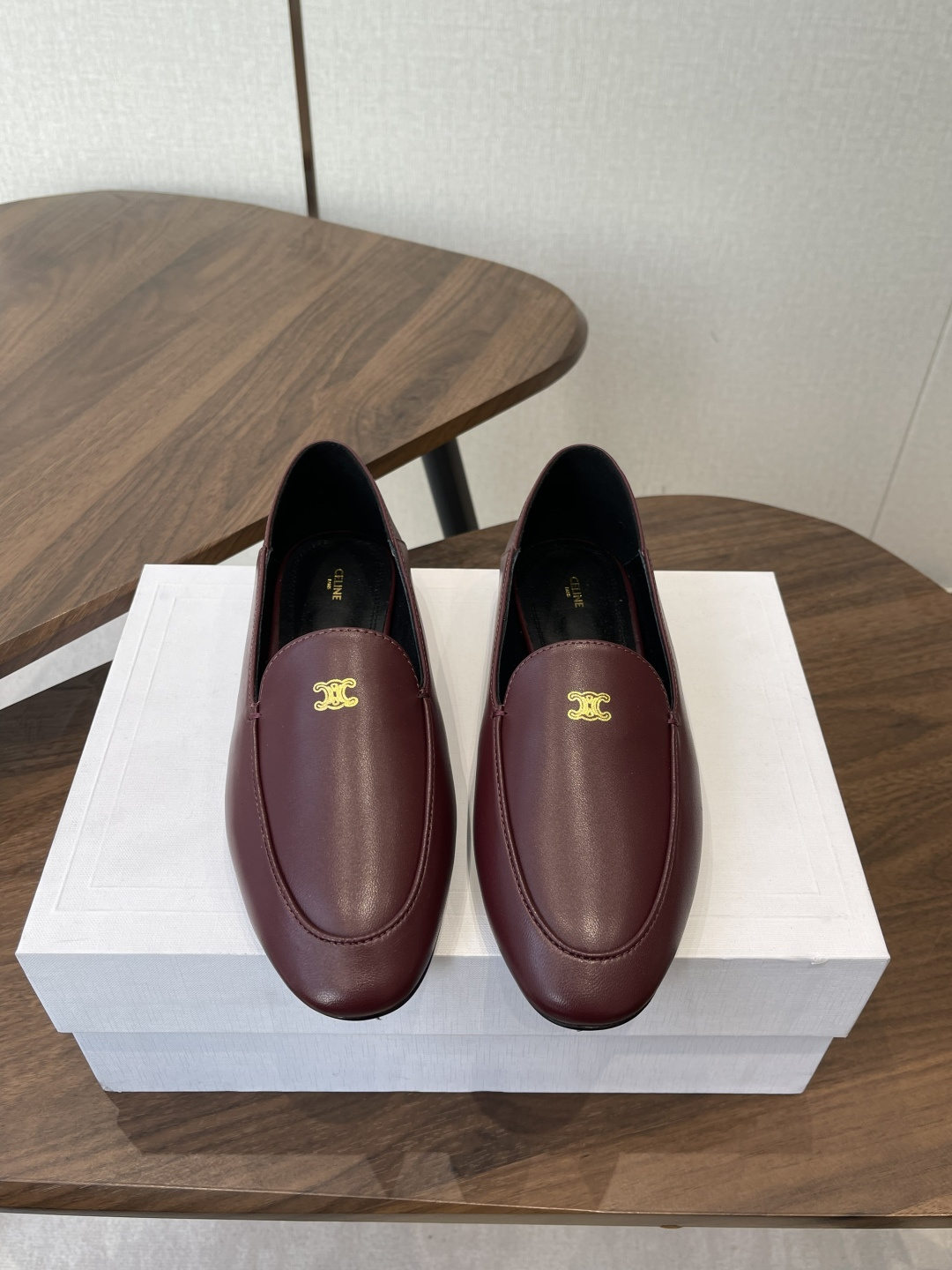 NO:693498,CELINE Arc de Triomphe Casual Round Toe Can Be Heeled Two-Wear Loafers One-Put-on Flat Shoes Classic flat-soled loafers with a rounded oval toe and simple and smooth body lines without unnecessary decoration. It is a minimalist Muller loafer style that is easy to put on and take off. It is made of fine leather material, the upper texture is soft and shiny, the shoe body is neatly cut, and the workmanship is exquisite.  There is a small CELINE metal logo decoration on the front of the shoe, which is low-key and highlights the brand recognition. The brand name is also printed on the inside of the shoe. The flat-soled design is matched with soft leather, which combines comfort and daily wearability, and is suitable for commuting, leisure and other occasions. The upper is cowhide, the lining is sheepskin, and the sole is Italian genuine leather.  Size 35-39 (40.41 customized, non-refundable), loafers, celine, celine, loafers, cowhide, sheepskin, Leather soles19860909CELINE 赛琳 凯旋门休闲圆头可踩跟两穿乐福鞋一脚蹬套穿平底单鞋 经典的平底乐福鞋版型,鞋头为圆润的椭圆型,鞋身线条简约流畅,无多余装饰,属于极简风格的穆勒乐福鞋款式,穿脱便捷.采用细腻的皮革材质,鞋面质感柔软且有光泽,鞋身剪裁利落,做工精致. 鞋身正面有小巧的CELINE金属徽标装饰,低调又凸显品牌辨识度,鞋内也印有品牌字样.平底设计搭配柔软皮质,兼顾了舒适度与日常实穿性,适合通勤、休闲等多种场合. 鞋面牛皮 内里垫脚羊皮 鞋底意大利真皮大底 码数35-39（40.41定做不退换）,乐福鞋,celine,celine,loafers,cowhide,sheepskin,Leather soles,Women's Shoes