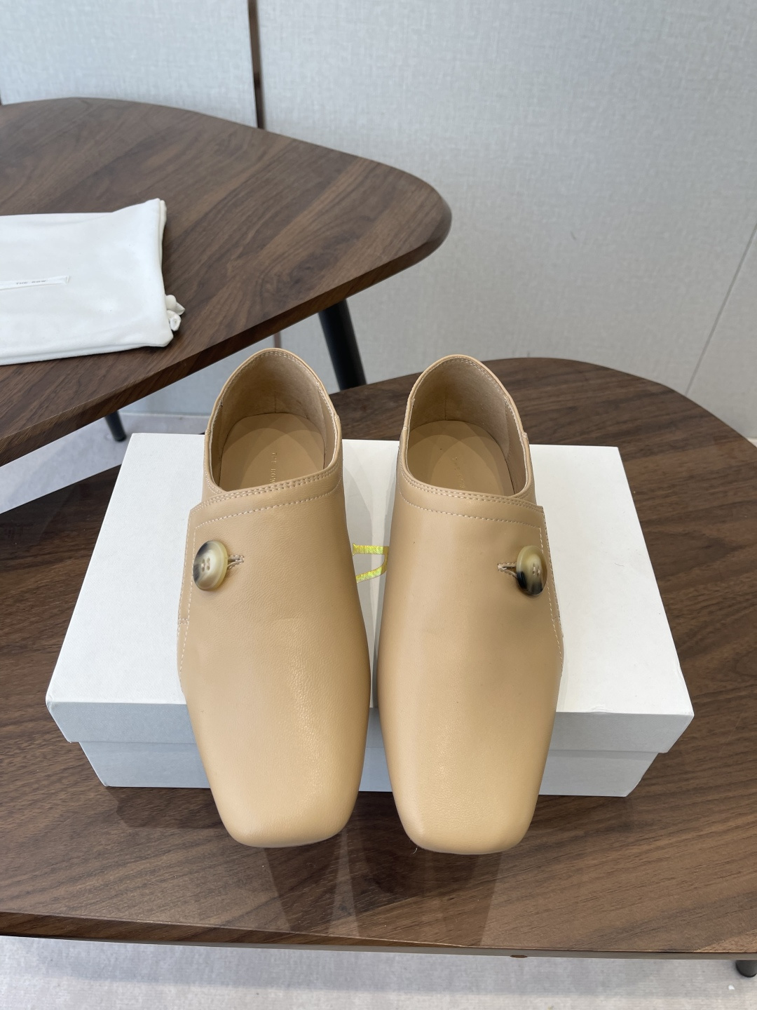 NO:693495,The Row26ss early spring new square-toe metal buckle mules loafers produced in Dongguan adopt a square-toe silhouette, with clean lines and no unnecessary decoration. Only metal round buckles are embellished on the sides of the shoes as details, which is in line with THE ROW's iconic 'quiet luxury' aesthetics. The slip-on mules are easy to put on and take off, and have a lazy and casual feel with a sense of luxury.  Flat design with rubber sole, non-slip and wear-resistant, suitable for daily commuting and long walking. The shoe shape is loose and does not squeeze the feet, and the square toe design allows enough room for the toes to move, adapting to a variety of foot types. The upper is imported fetal cow fleece, the lining is imported full-grain mixed sheepskin, the outsole is genuine leather, increased by 2cm, size 35-40 (40 size customization is not returnable), single shoes, loafers, sheepskin, Leather soles19860909莞产The Row26ss早春新款方头金属扣穆勒鞋乐福鞋 采用方头廓形,线条干净利落,无多余装饰,仅在鞋侧点缀金属圆扣作为细节,契合THE ROW标志性的“静奢”美学.一脚蹬的穆勒鞋型,穿脱便捷,兼具慵懒随性与高级感. 平底设计搭配橡胶鞋底,防滑耐磨,适合日常通勤长时间行走.鞋型宽松不挤脚,方头设计给脚趾足够活动空间,适配多种脚型. 鞋面进口胎牛绒 内里进口全粒面混种羊皮 大底真皮大底 增高2cm size35-40码（40码定制不退换）,单鞋,loafers,sheepskin,Leather soles,Women's Shoes