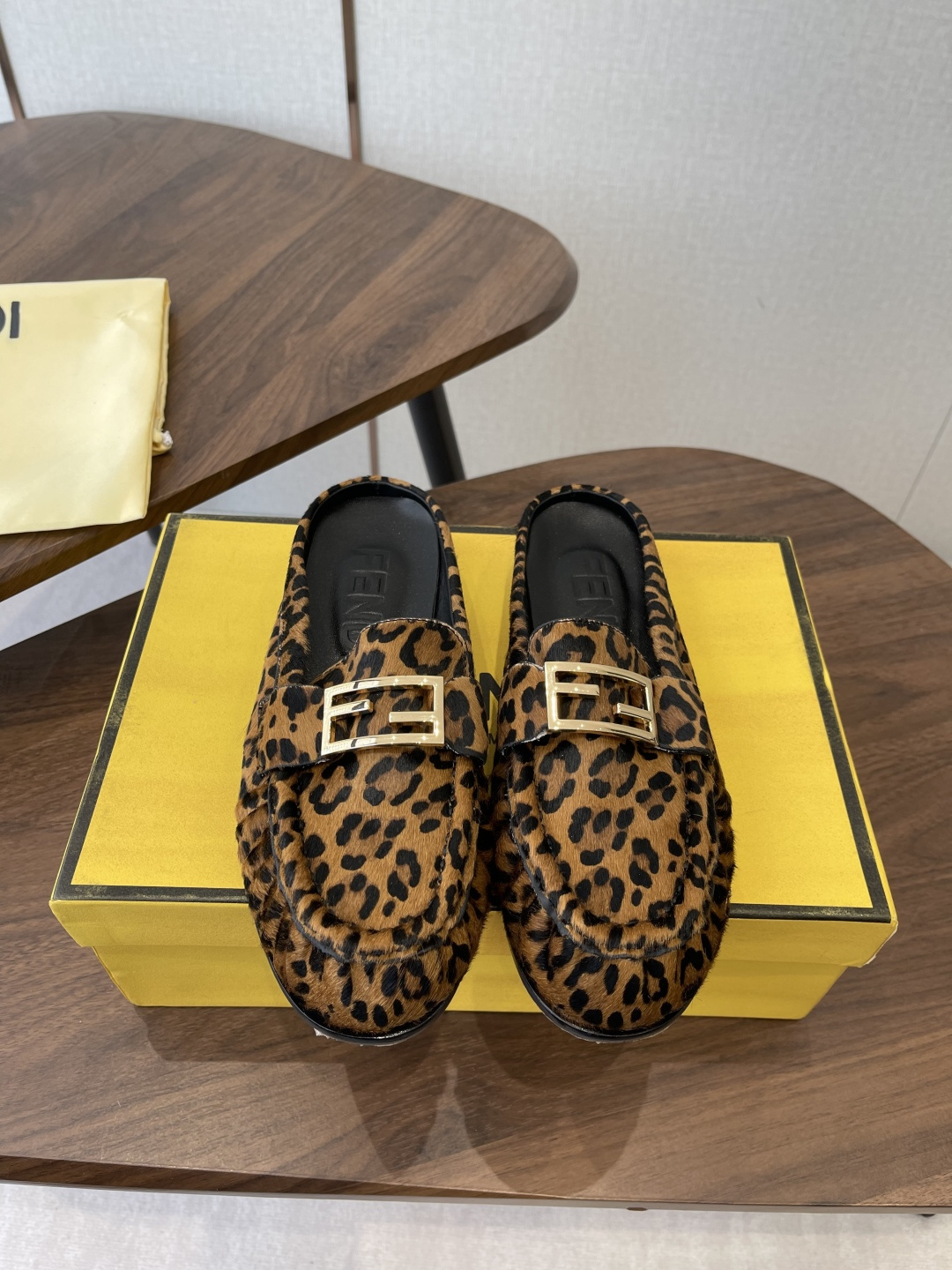 NO:693494,Fendi 26ss Fendi's new calfskin thick-soled pleated loafers and mules. Fendi college-style loafers are made of waxy first-layer calfskin, decorated with metal buckles and gold-finished metal parts. They are not picky about your foot shape and are easy to wear from big brands. The upper is imported waxy calfskin, and the lining and insole are sheepskin!  Sole original genuine leather forefoot injection molded TPU code number 35-40 (custom-made 40 non-refundable), loafers half-slippers, fendi, fendi, loafers, cowhide, sheepskin19860909Fendi 26ss芬迪新款小牛皮厚底褶皱乐福鞋穆勒鞋 Fendi学院风乐福鞋,蜡感头层小牛皮材质,饰有金属扣,金色饰面金属件.不挑剔脚型,好穿大牌. 鞋面进口蜡感小牛皮,内里、鞋垫绵羊皮！ 鞋底原版真皮前掌注塑TPU 码数35-40(40订做不退换),乐福鞋半拖,fendi,fendi,loafers,cowhide,sheepskin,Women's Shoes