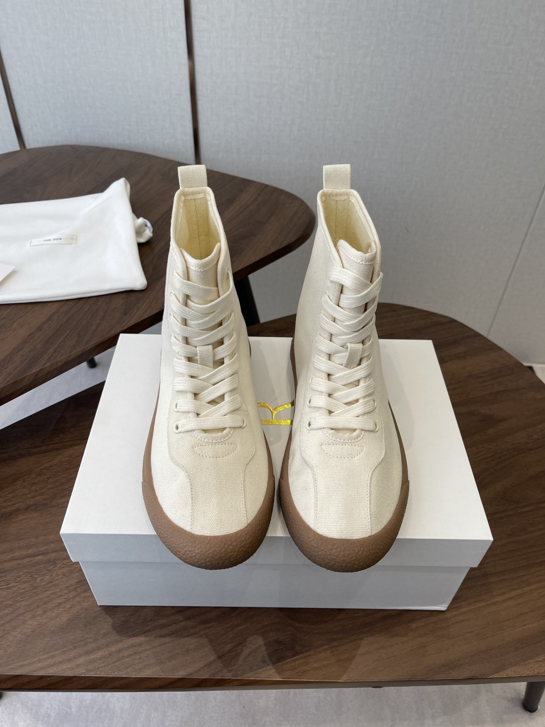 NO:693493,The Row 25 latest autumn lace-up boots made in Guangzhou  Soft and comfortable to the touch, it not only keeps you warm but also protects your life. The sole is made of rubber, which is thick and non-slip, providing more stable and safe support for your walking, making your winter wear more fashionable and natural. In snowy or rainy days, it can protect your feet from cold and wet, allowing you to enjoy a relaxing and happy time. Don't hesitate, in this autumn and winter, show your personality and charm, start from your feet, pursue yourself, and live a wonderful life!   Upper original denim, outsole mold TPU rubber outsole, size 35/36/37/38/39/40 (40 non-returnable), boots, boots19860909莞产The Row 25秋季最新款绑带高邦靴 触感柔软舒适,不仅保暖而且更加保护生命.鞋底采用橡胶材质,厚实防滑,为你的行走提供更加稳定和安全的支撑,让你的冬日穿搭更显时尚与自然.在雪天或者雨天,它能够保护你的双脚不受湿寒的侵袭,让你享受轻松愉快的时光.别犹豫,在这个秋冬季,尽显个性魅力,从脚开始,追求自我,活出精彩生活！  鞋面 原版牛仔布 大底模具tpu橡胶大底 尺码35/36/37/38/39/40(40不退换）,靴子,boots,Women's Shoes